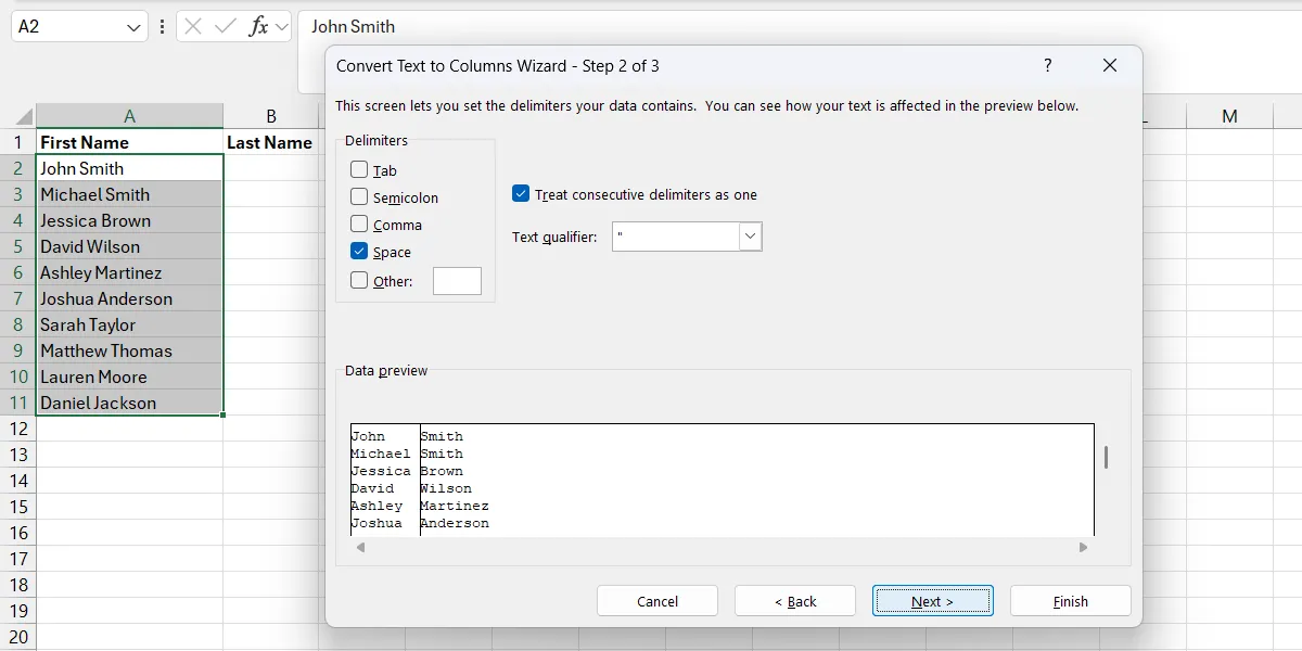 الخطوة الأولى لتحويل النص إلى أعمدة في معالج Text to Columns.