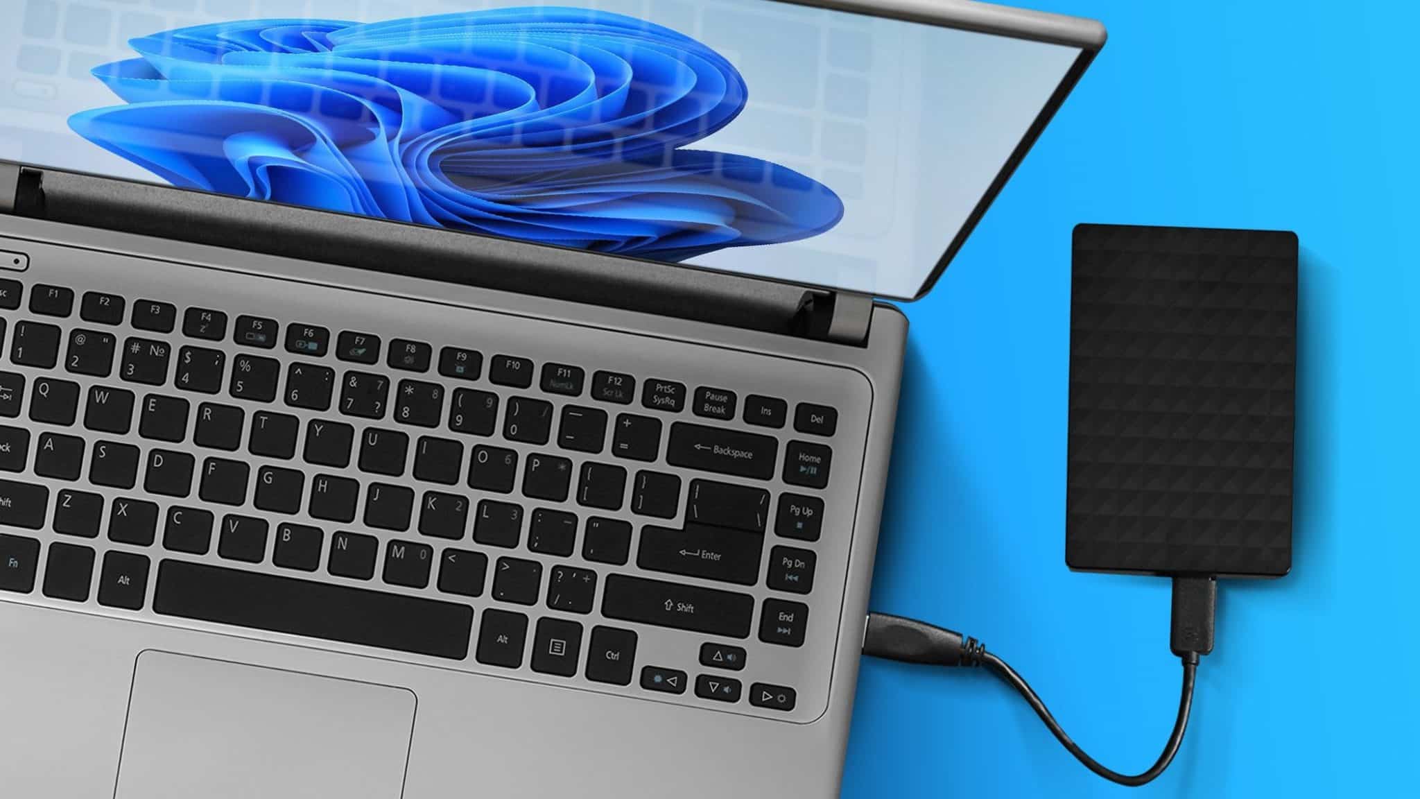 قرص صلب خارجي متصل بجهاز كمبيوتر محمول يعمل بنظام التشغيل Windows 11.