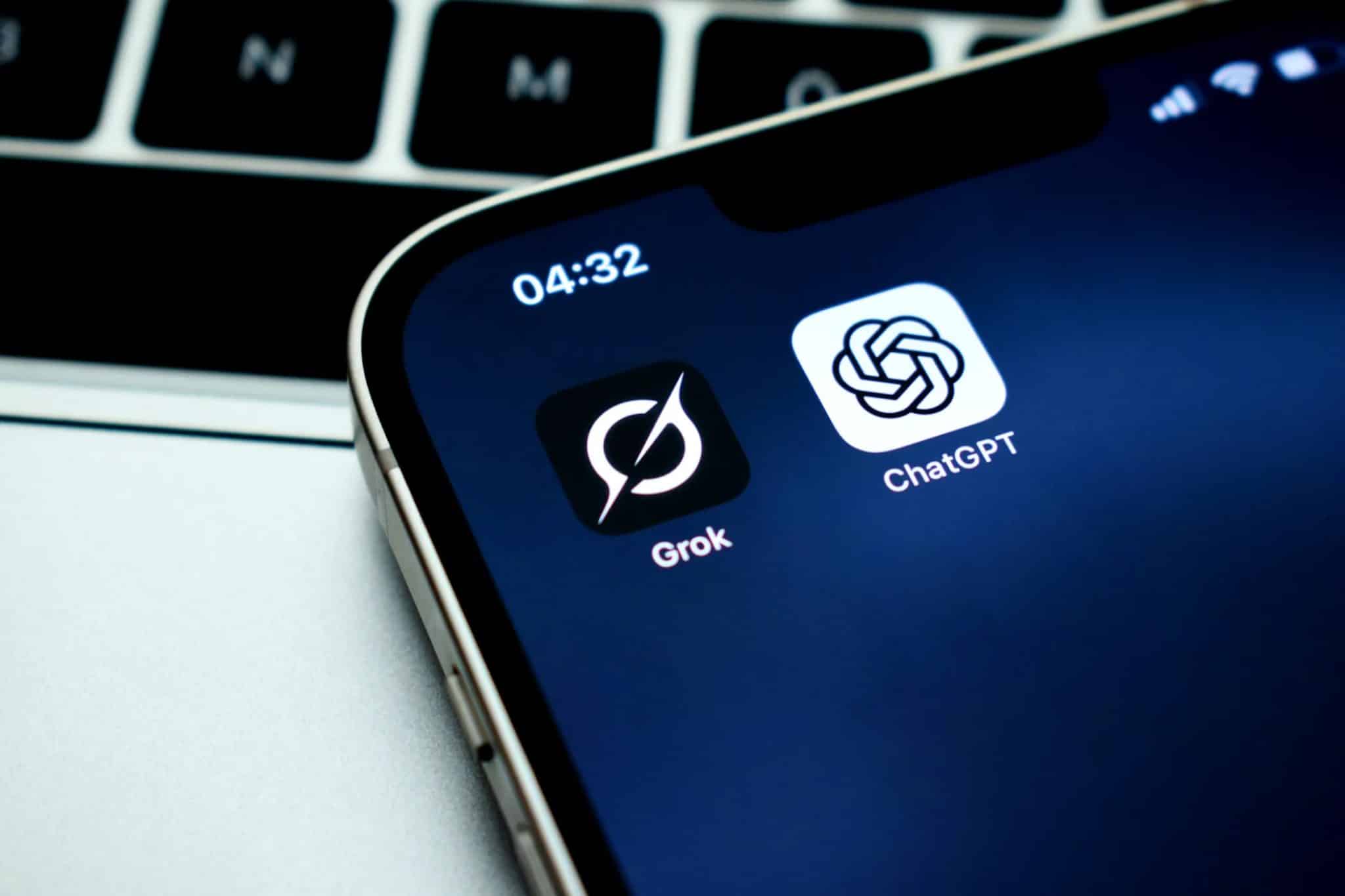 شعارات Grok و ChatGPT على شاشة الهاتف الذكي.