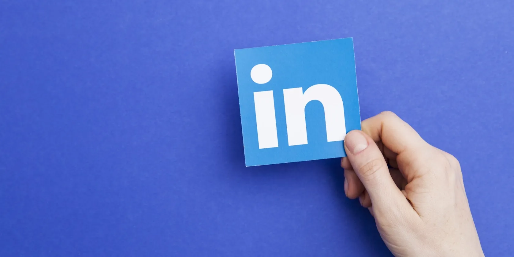شعار LinkedIn—الكلمة “in”—محمولة في اليد