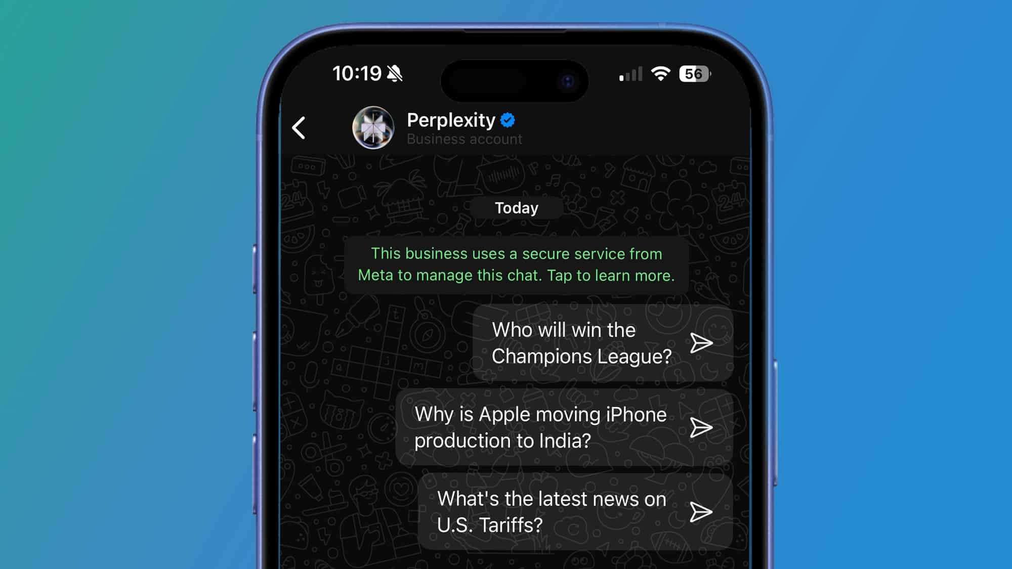 هاتف iPhone على خلفية زرقاء يعرض Perplexity في WhatsApp