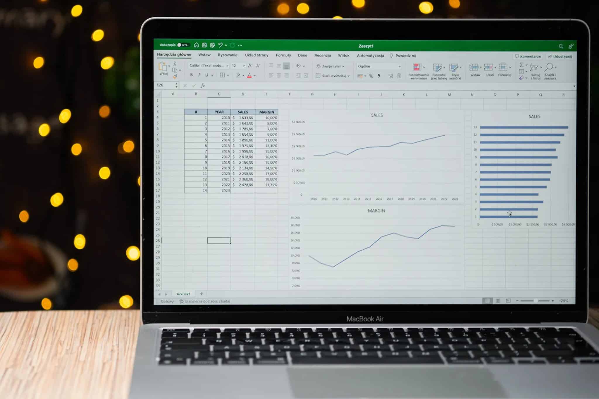 Microsoft Excel على شاشة جهاز MacBook Air المحمول