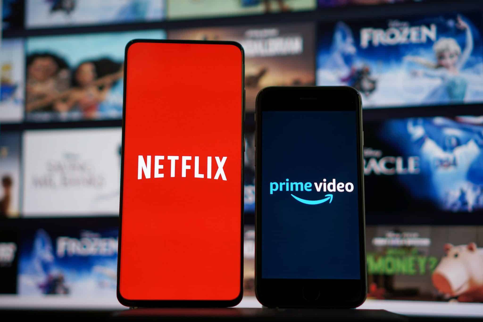 شعارا Netflix وPrime Video على شاشات الهواتف الذكية.