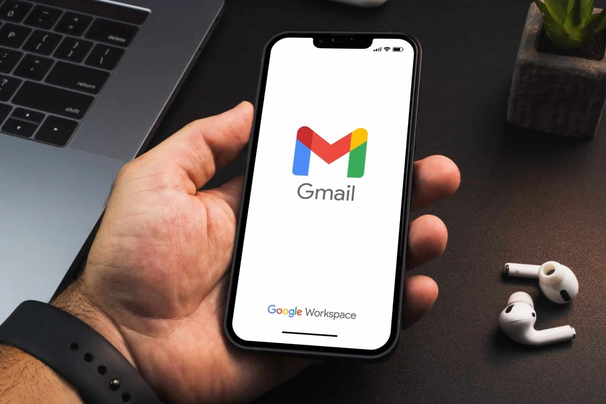 شخص يحمل هاتفًا مفتوحًا عليه Gmail
