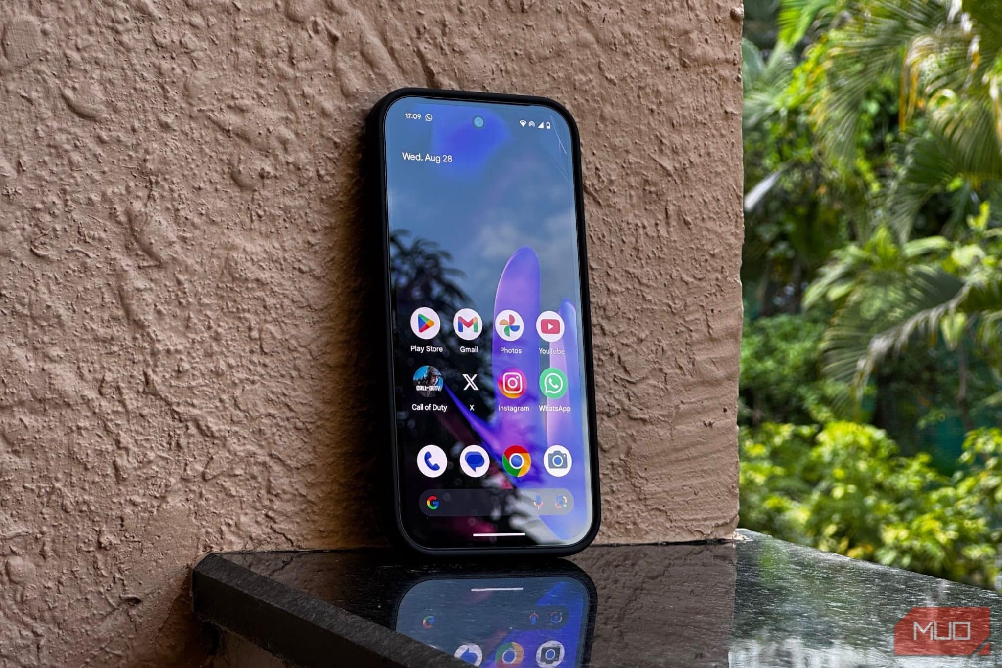 هاتف Google Pixel 9 مُسند على الحائط يعرض شاشته