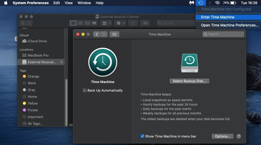 نافذة Time Machine وقائمة منسدلة على جهاز Mac