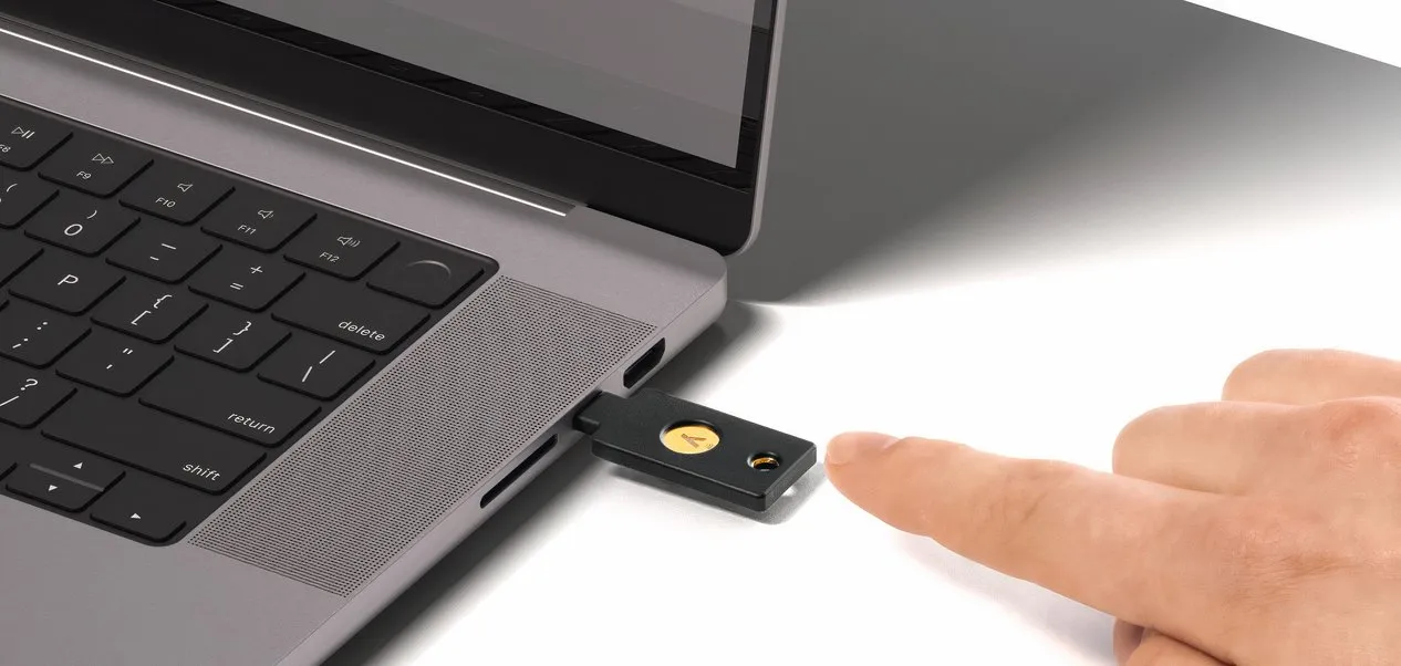 مفتاح أمان مادي مُدخل في جهاز الكمبيوتر.