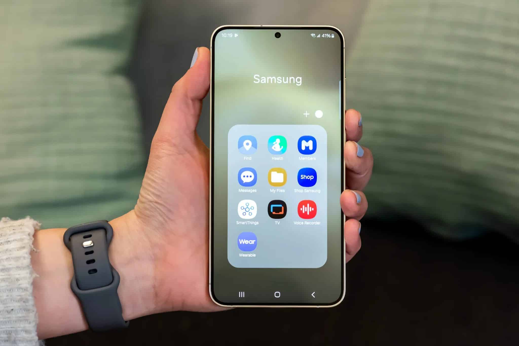 هاتف Samsung مع تطبيقات Samsung مدمجة في مجلد