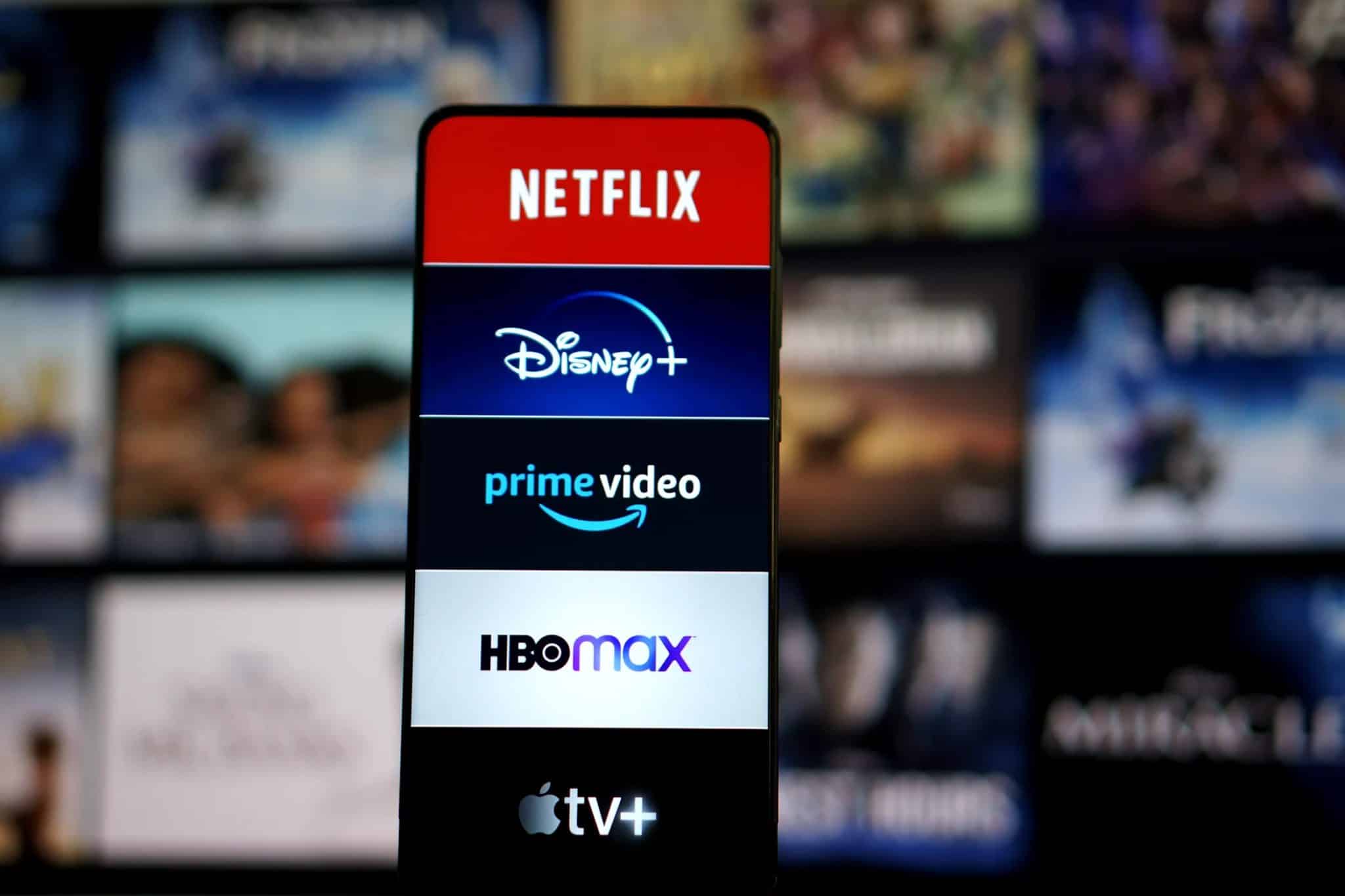 هاتف ذكي يعرض شعارات منصات بث متنوعة