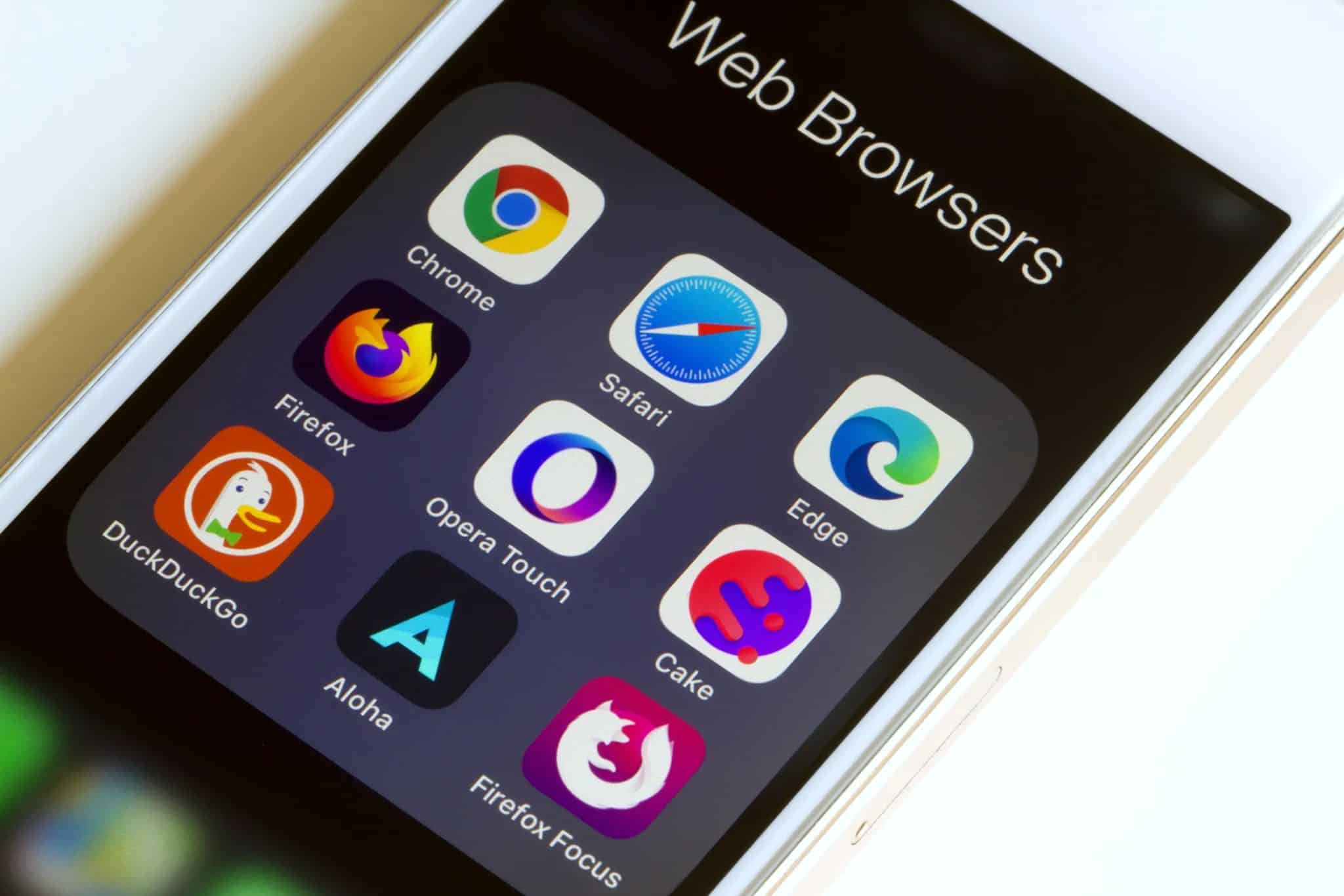 أيقونات متصفحات الويب على شاشة الهاتف الذكي.