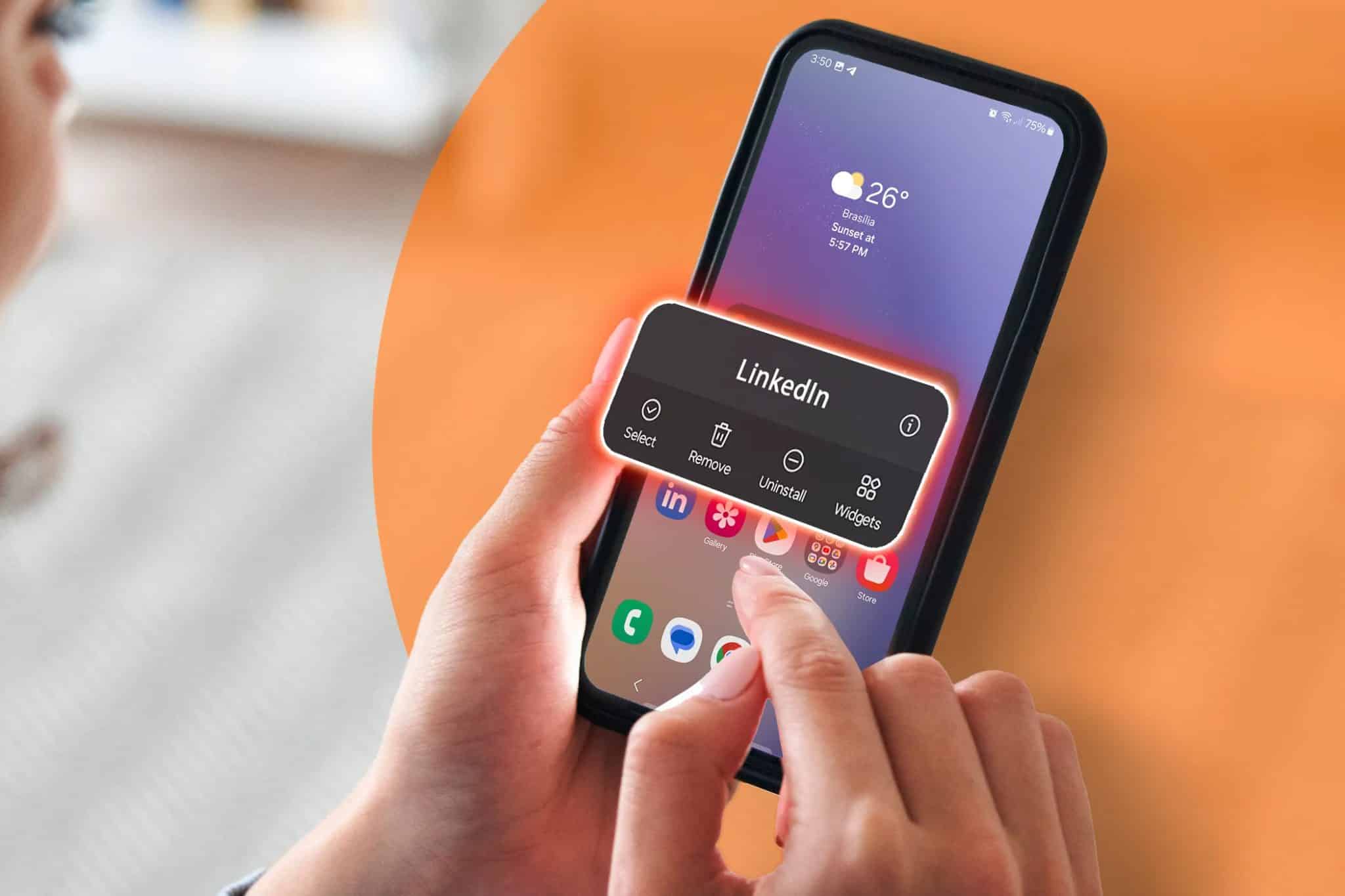 امرأة تستخدم هاتفًا مع مربع تفاعلي لإلغاء تثبيت التطبيق.