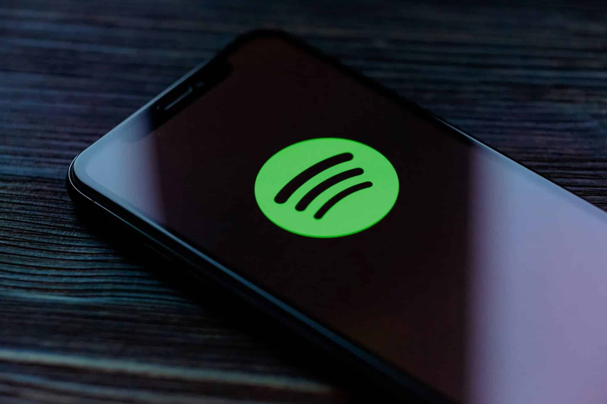شعار Spotify على هاتف ذكي