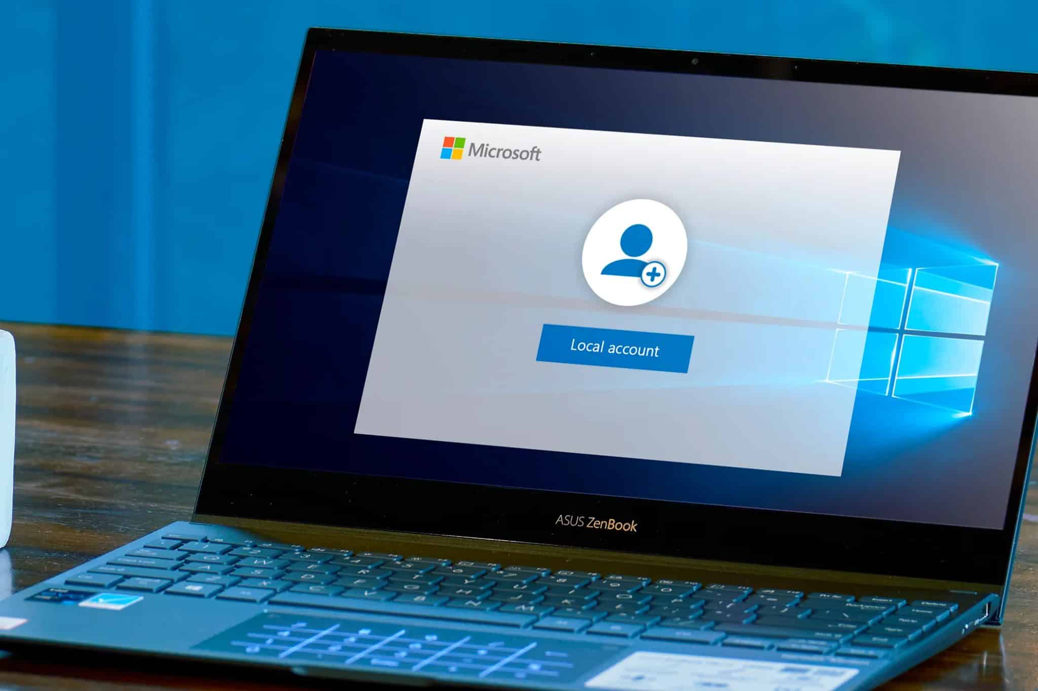 جهاز كمبيوتر محمول يعمل بنظام التشغيل Windows 10 مع شاشة 'إنشاء حساب محلي'.