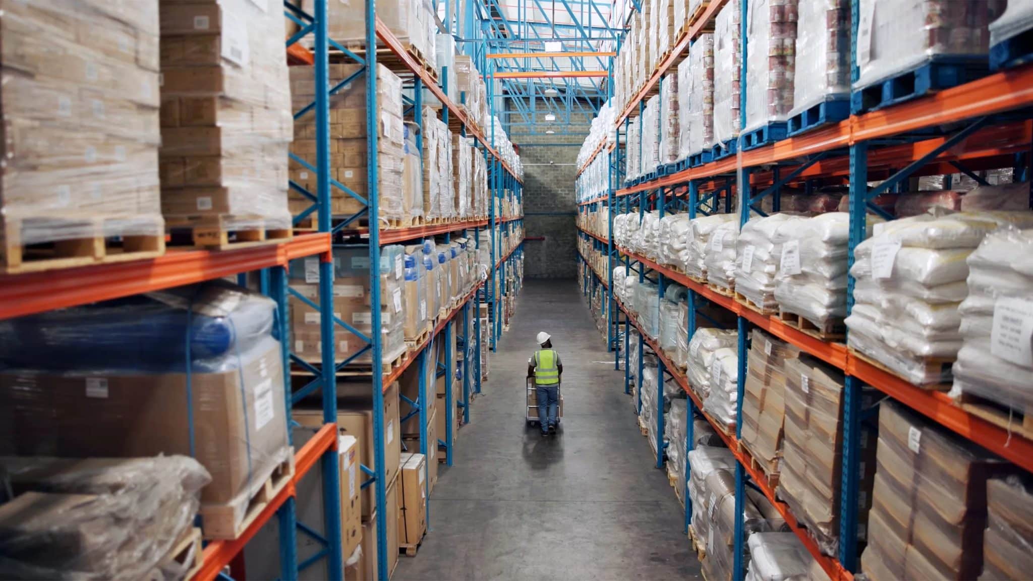 عامل يمشي في مستودع مصنع