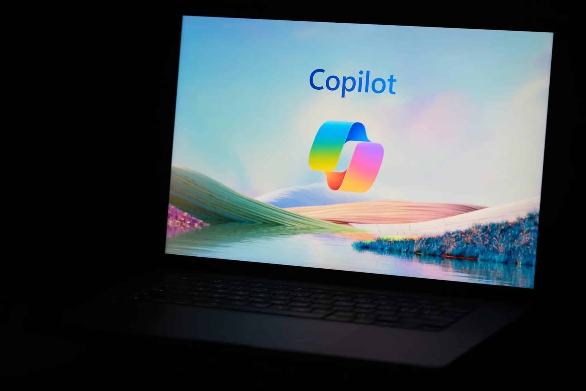 شعار Copilot يظهر على جهاز كمبيوتر محمول يعمل بنظام Windows