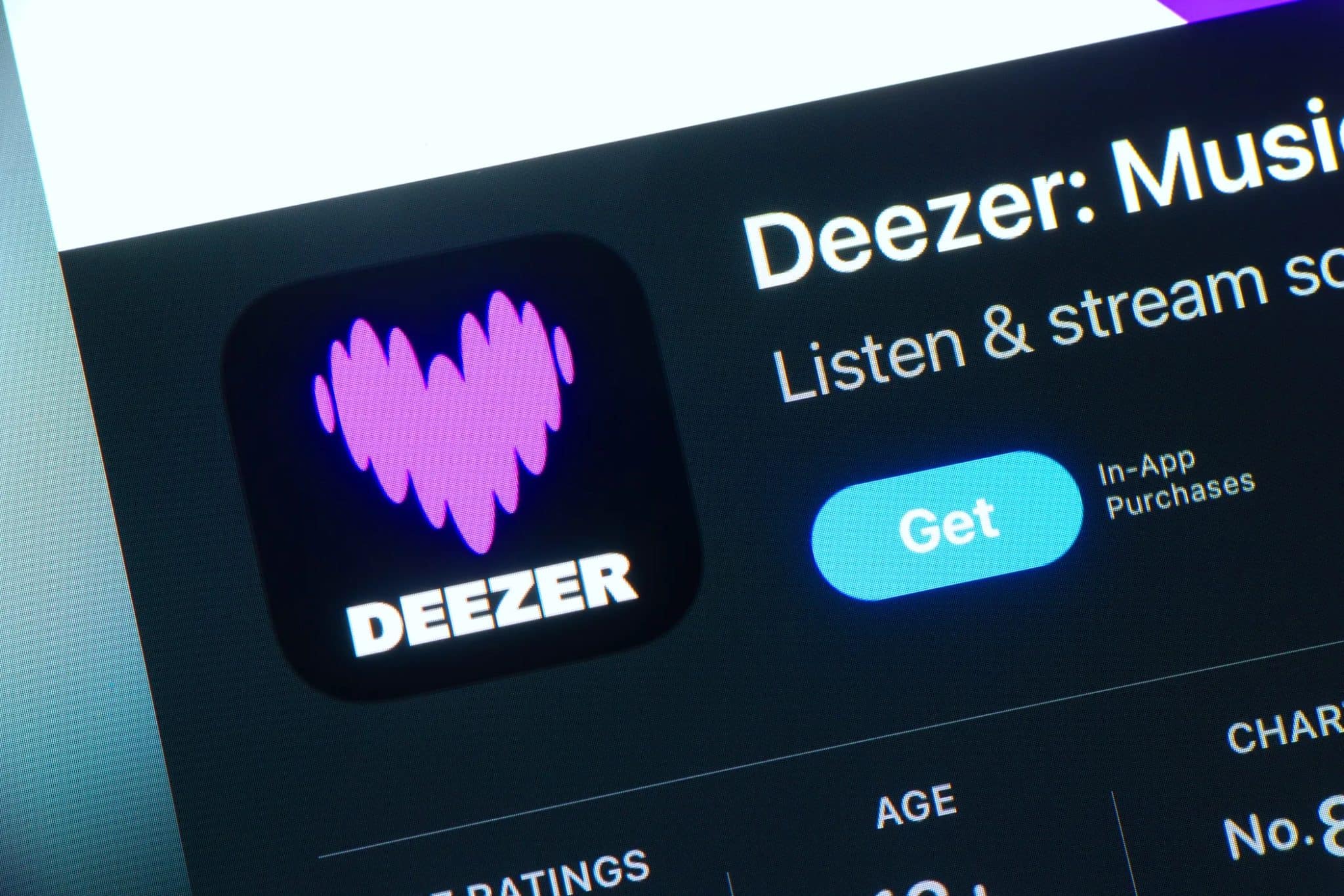صفحة متجر تطبيقات Deezer على شاشة الهاتف الذكي.