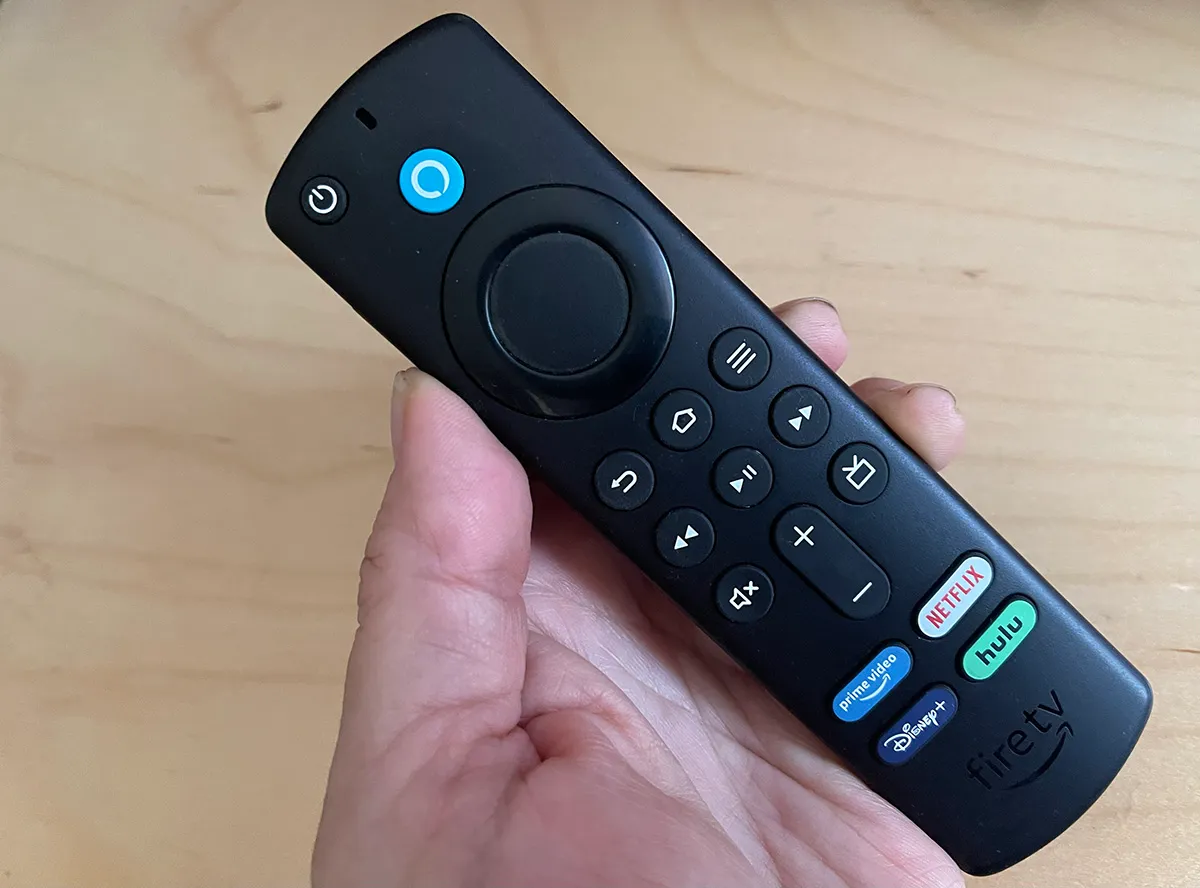 يد تحمل جهاز التحكم عن بعد الصوتي Fire TV