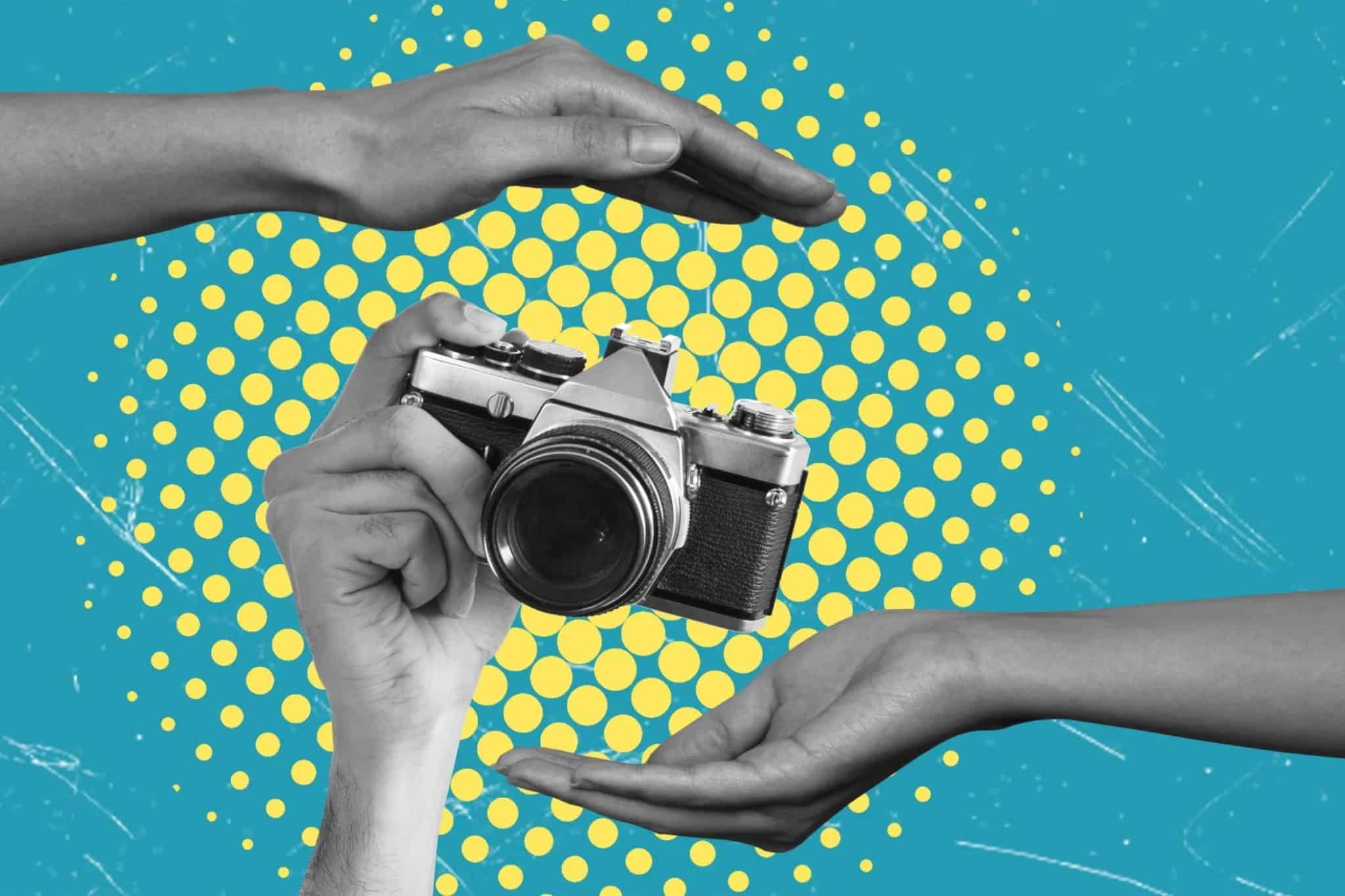 شخص يحمل كاميرا ريترو بفلتر أحادي اللون على خلفية زرقاء