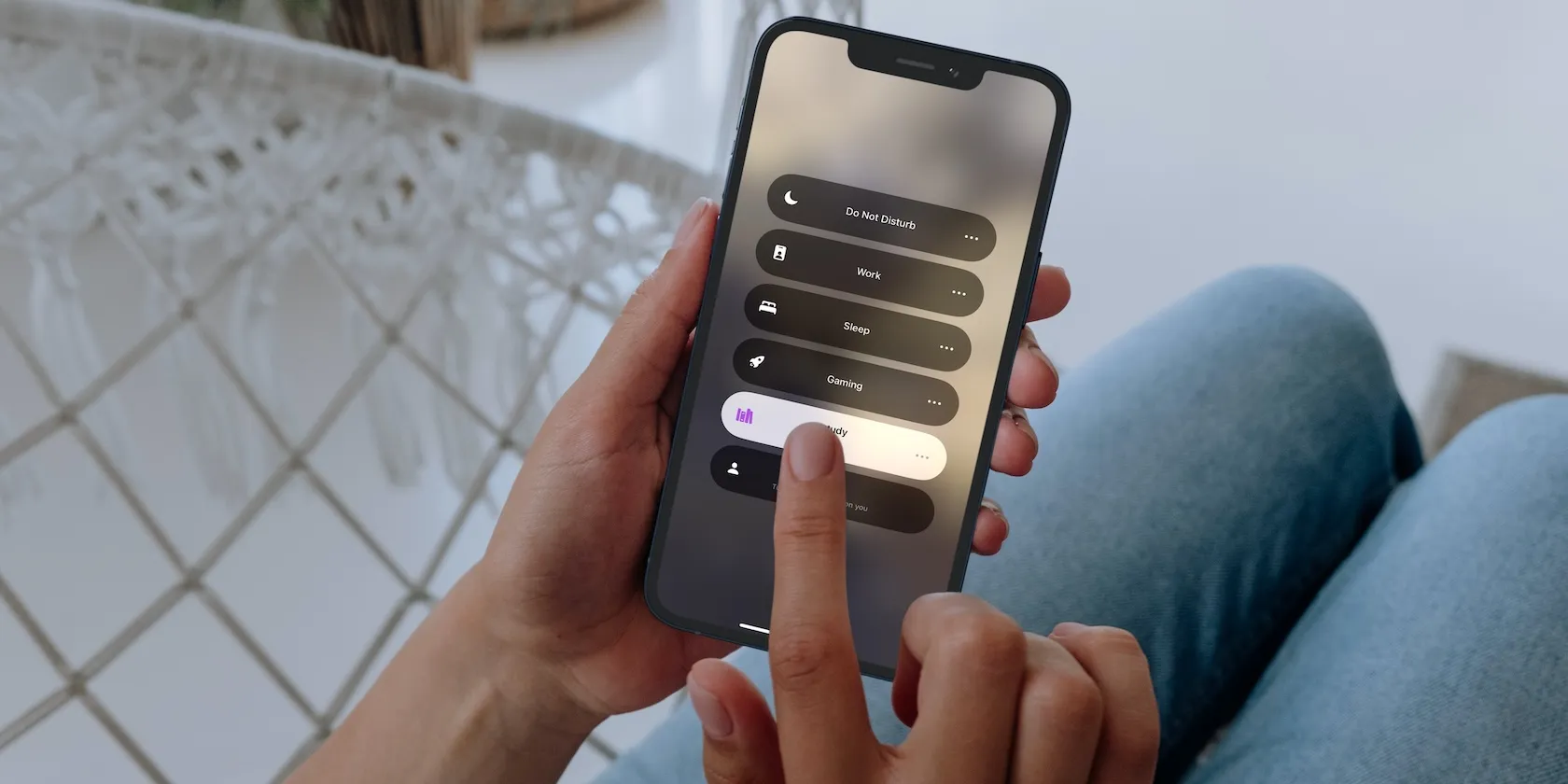 iPhone 12 Pro يعرض أوضاع التركيز في يدي امرأة