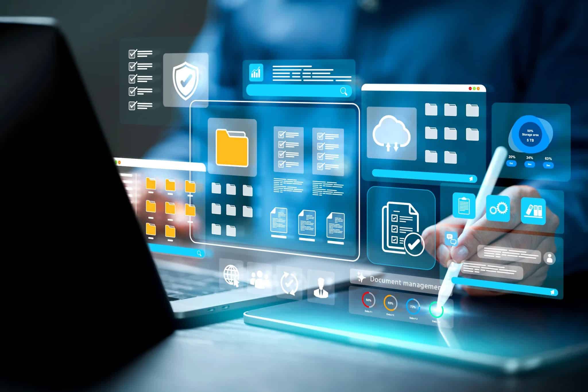 جهاز كمبيوتر محمول وجهاز لوحي للرسم مع نوافذ متعددة مفتوحة