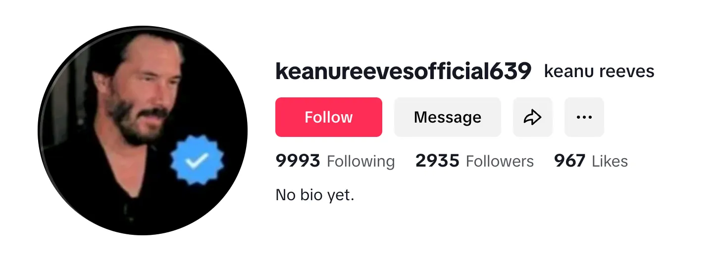 صورة لملف شخصي مزيف لـ Keanu Reeves مع علامة تحقق زرقاء مضافة.