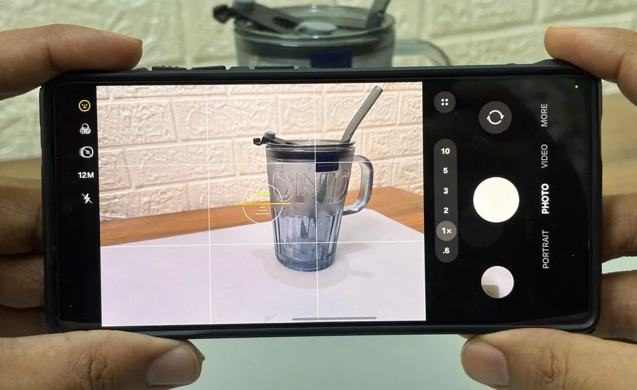 Taking a photo with Grid lines on the Samsung S25 Ultra
