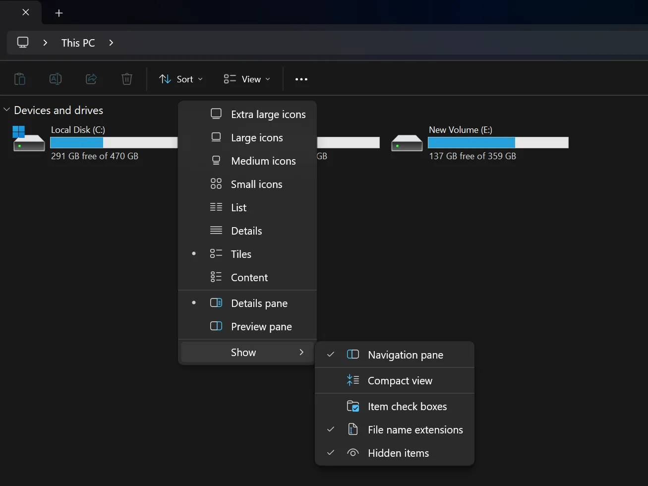 قائمة العرض تعرض امتدادات أسماء الملفات ممكّنة مع وجود أقسام في الخلفية.