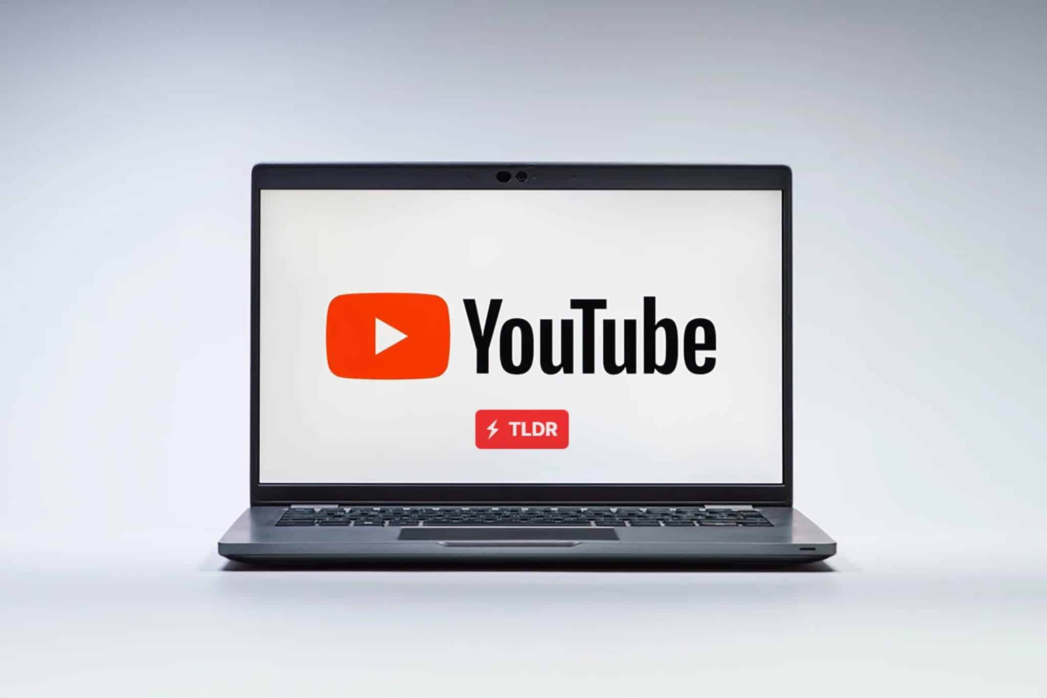 شعار YouTube على جهاز كمبيوتر محمول مع شعار TLDR أسفله