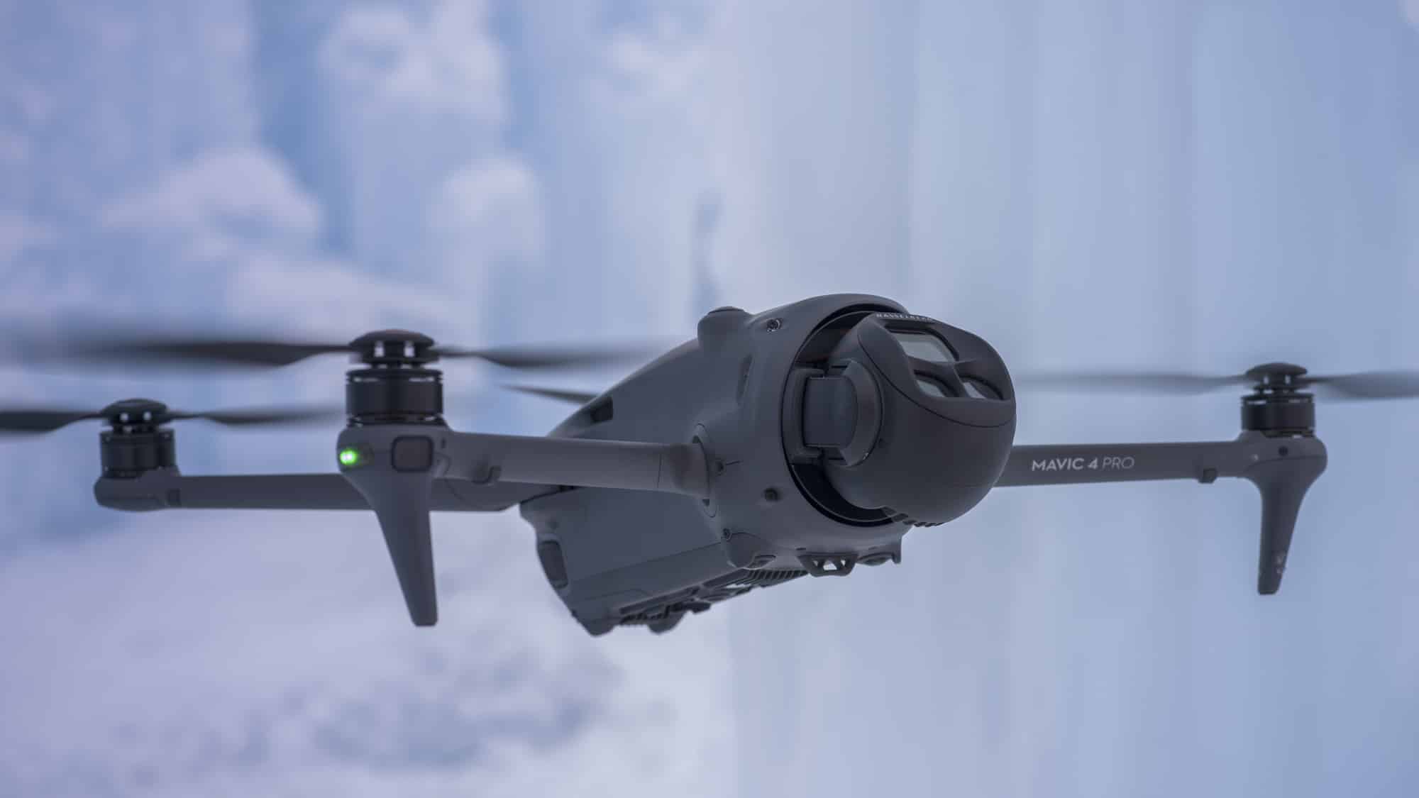 طائرة DJI Mavic 4 Pro تحلق في الجو، الكاميرا موجهة للأعلى، خلفية جليدية