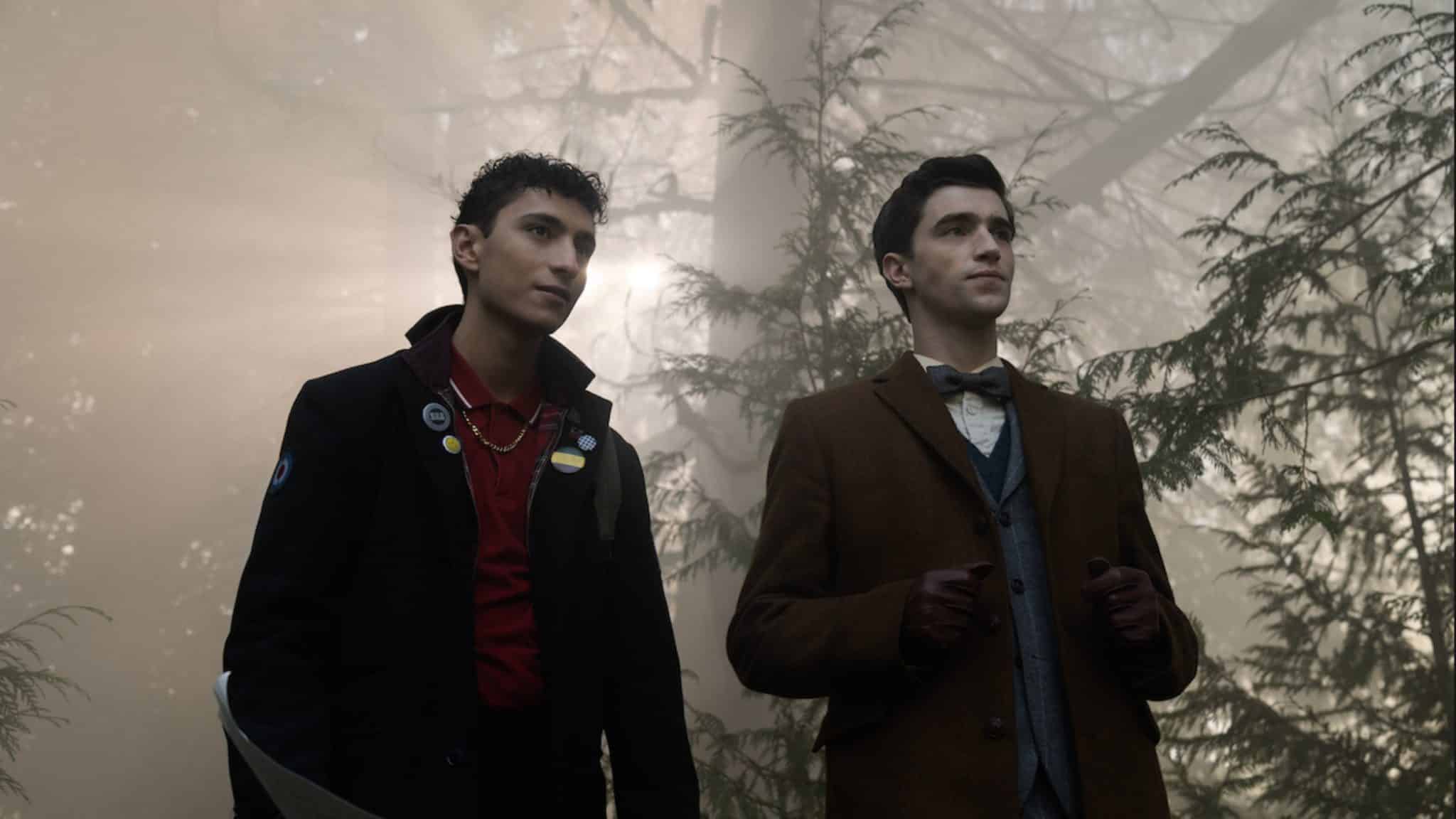 صورة ثابتة لتشارلز وإدوين من مسلسل Dead Boy Detectives، في غابة