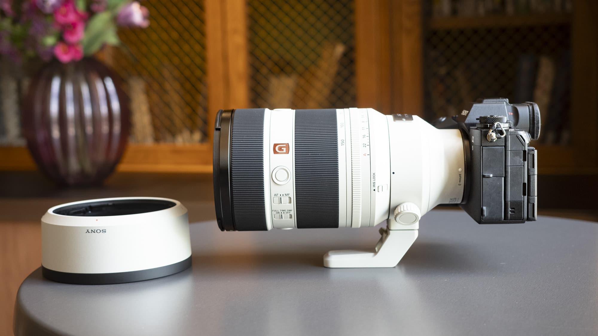 عدسة Sony FE 50-150mm F2 GM مثبتة على كاميرا Sony A9 III، على طاولة