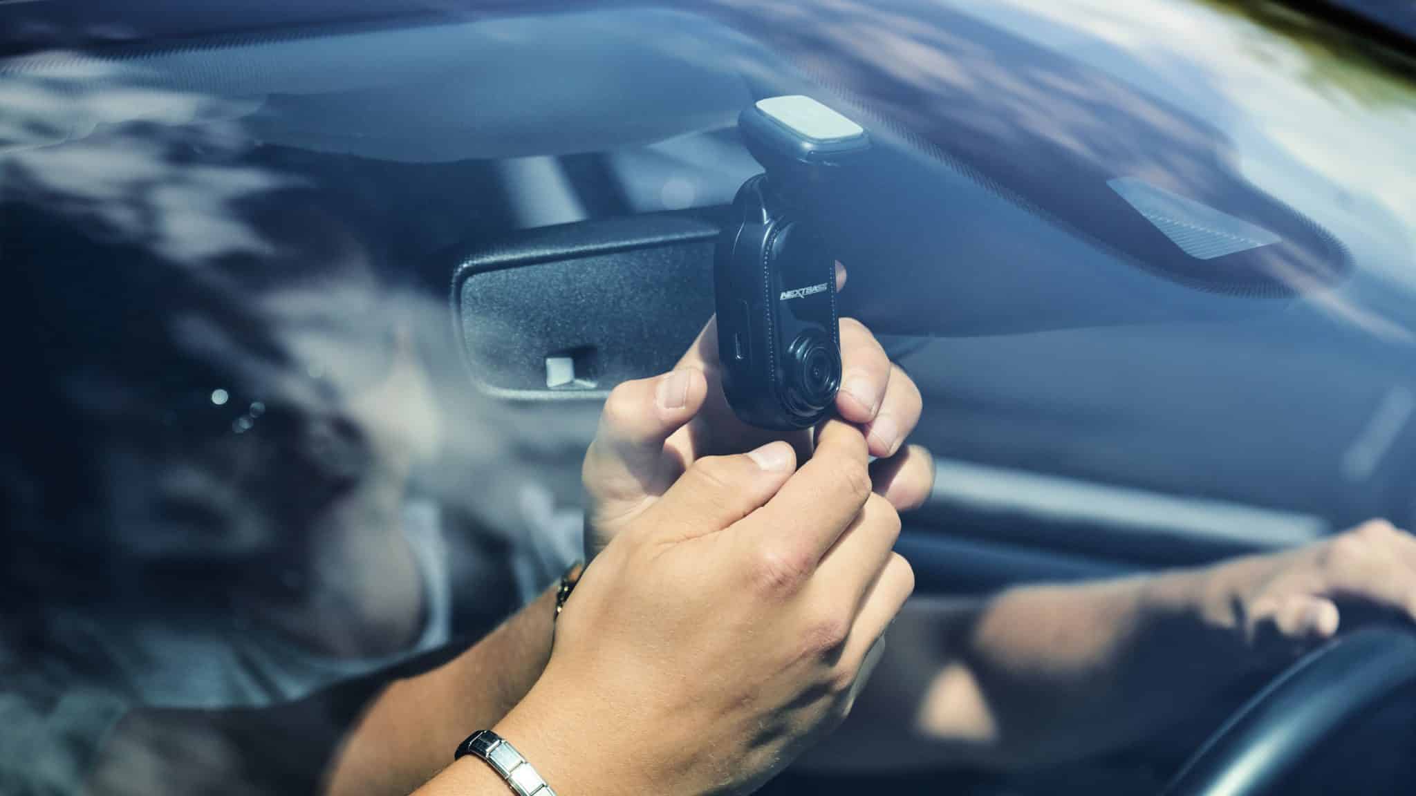 كاميرا القيادة Nextbase Piqo مثبتة على الزجاج الأمامي للسيارة