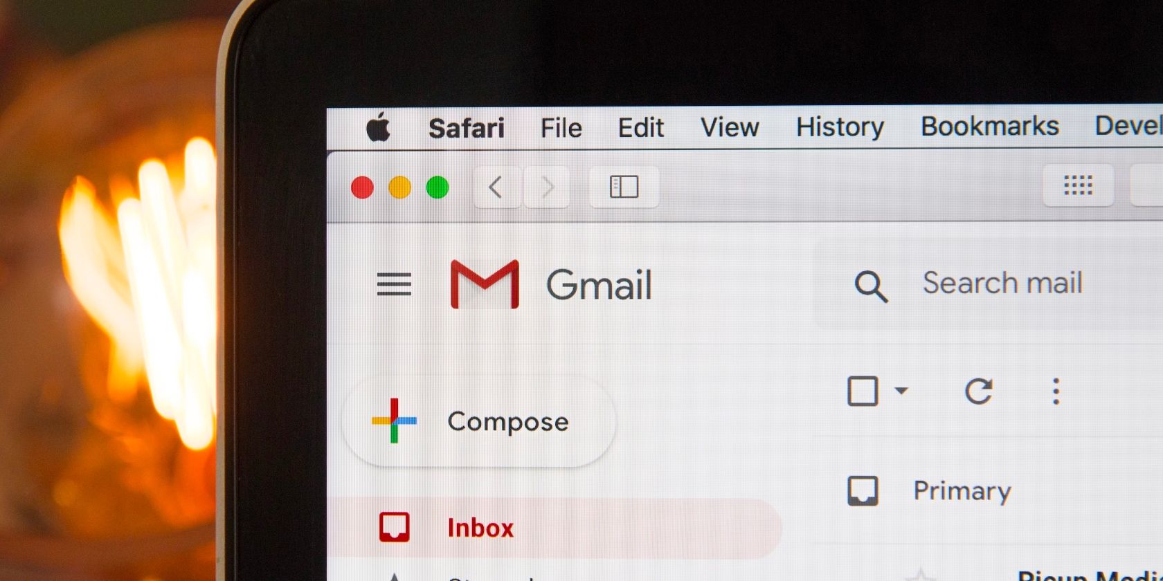 شاشة Mac تعرض صندوق وارد Gmail