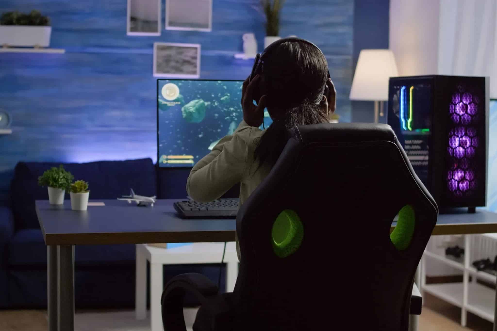 شخص أمام جهاز كمبيوتر مخصص للألعاب