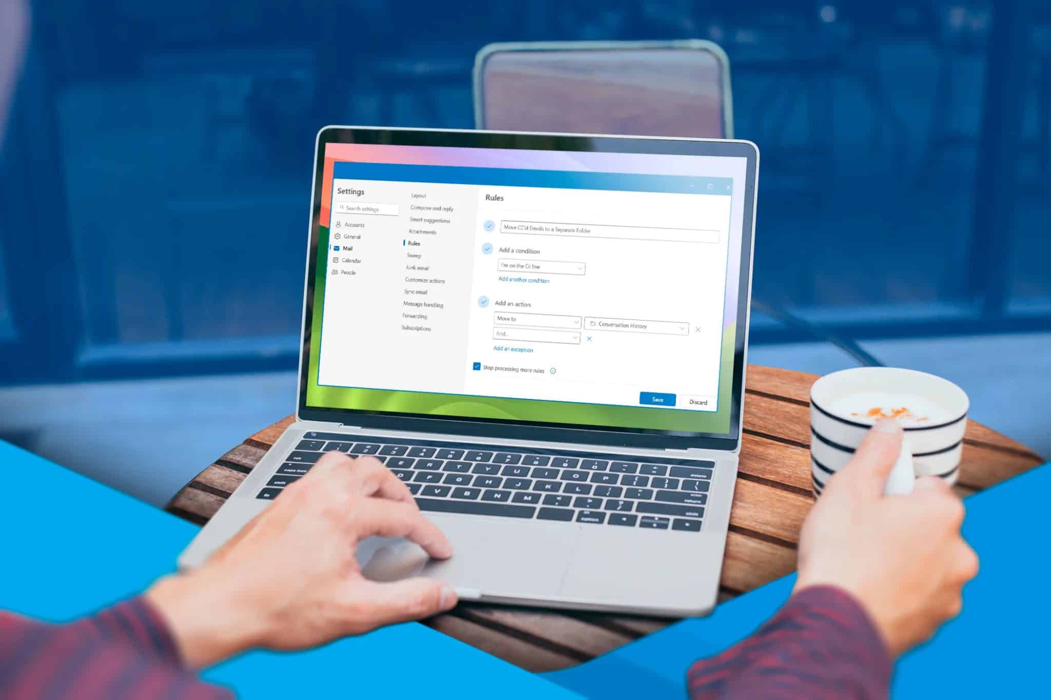 شخص يستخدم جهاز كمبيوتر محمول لإنشاء قاعدة في Outlook.