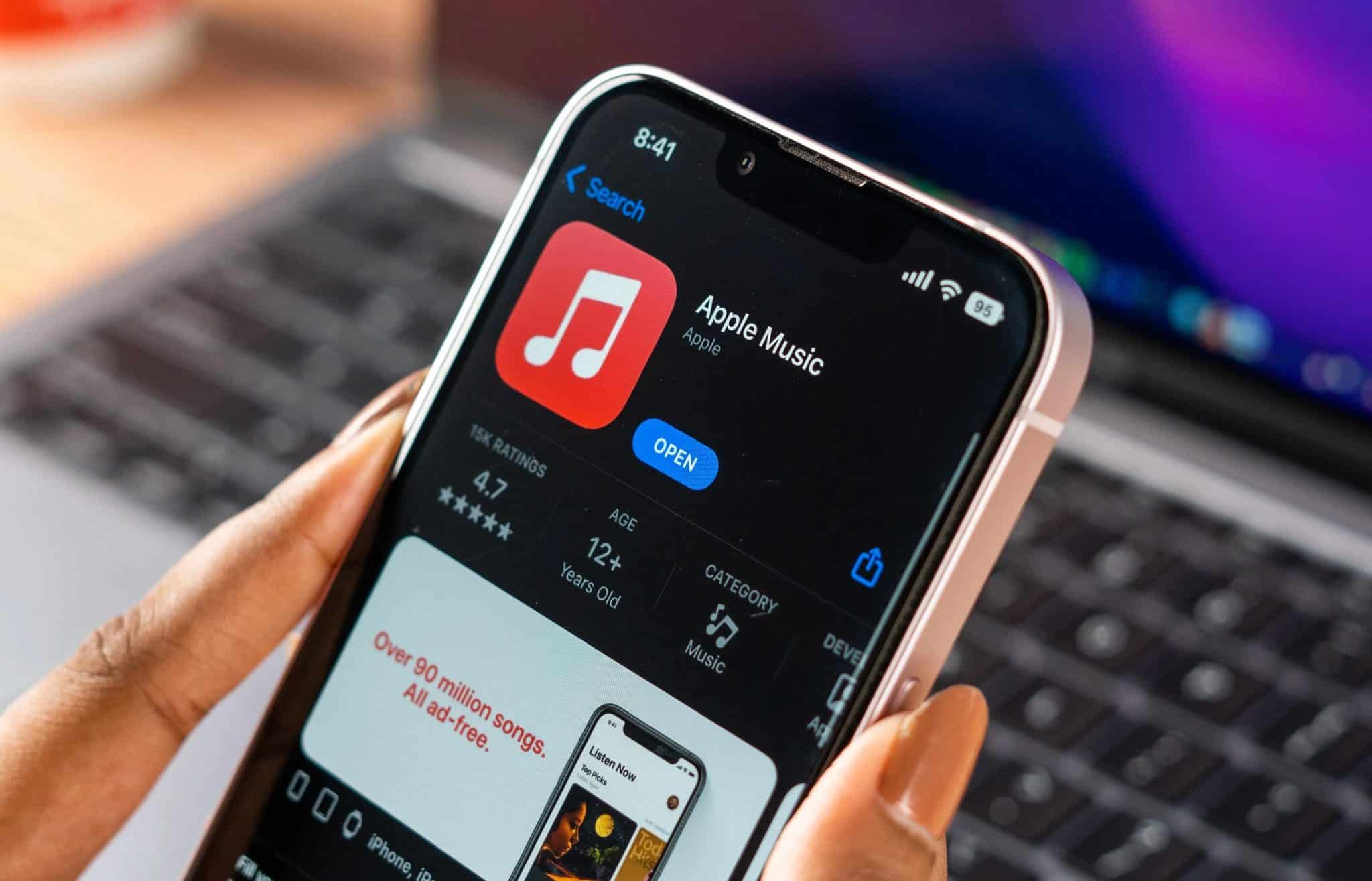 شعار Apple Music على شاشة الهاتف