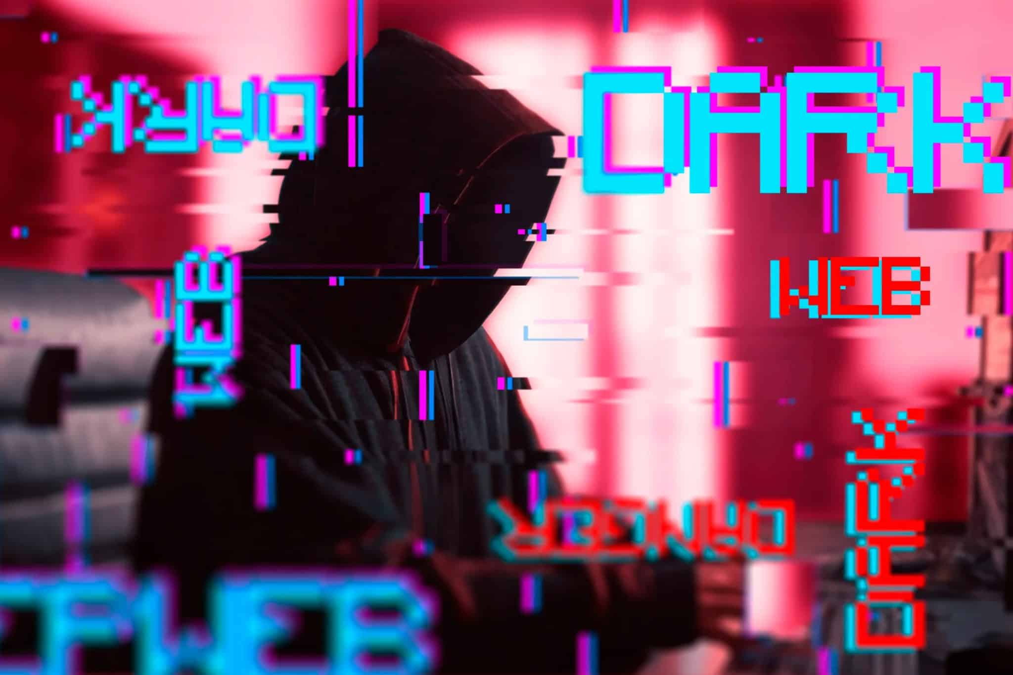 هاكر مقنع أمام جهاز كمبيوتر مع تأثير خلل وبعض العناصر النصية