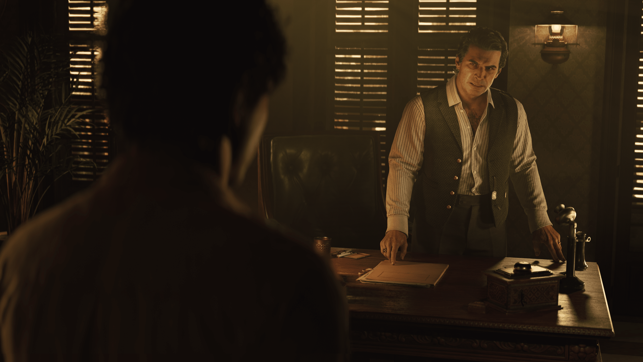 شخصية رئيسية تتحدث مع الزعيم