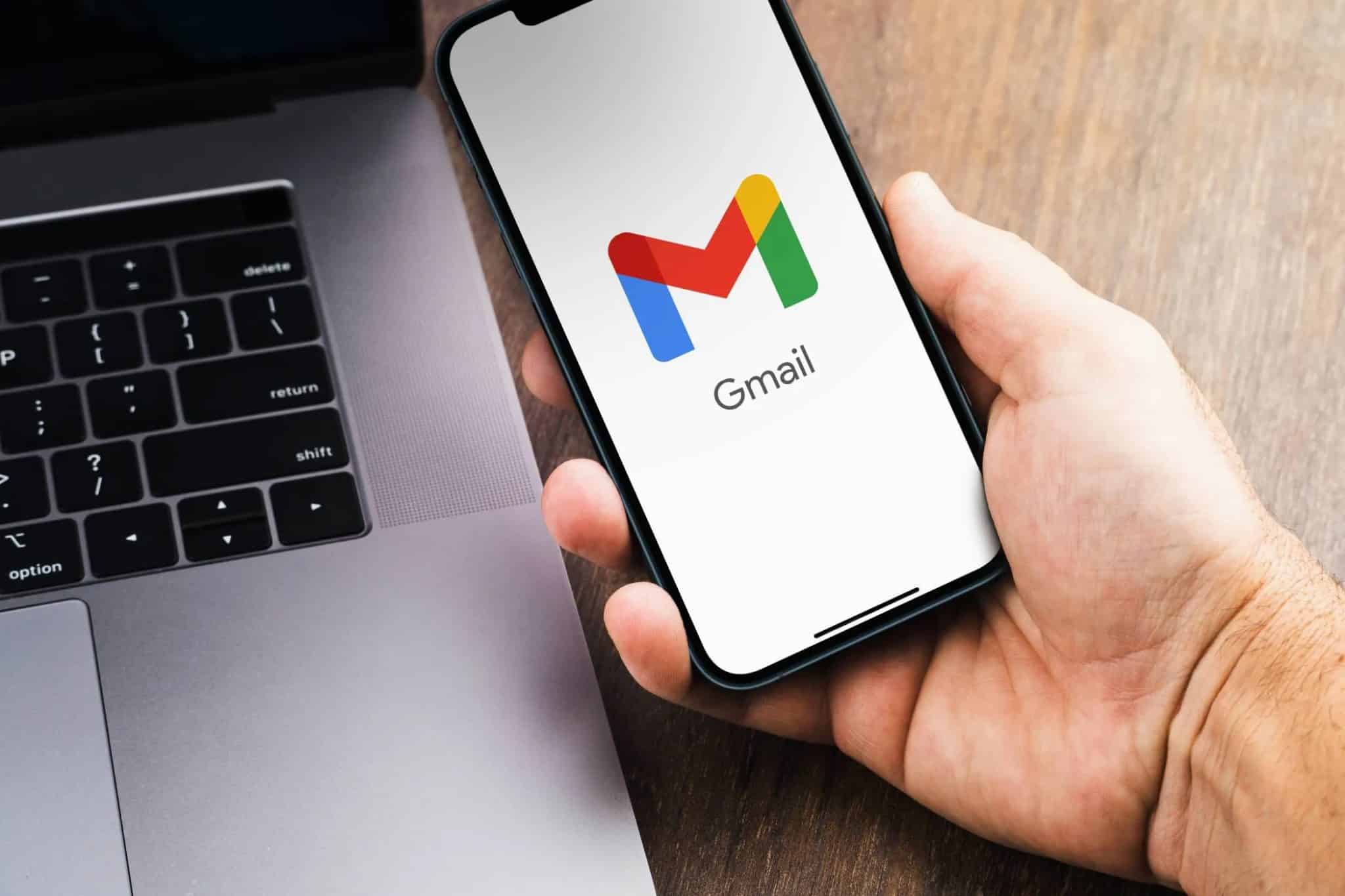 شعار Gmail يفتح على الهاتف الذكي بجانب الكمبيوتر المحمول