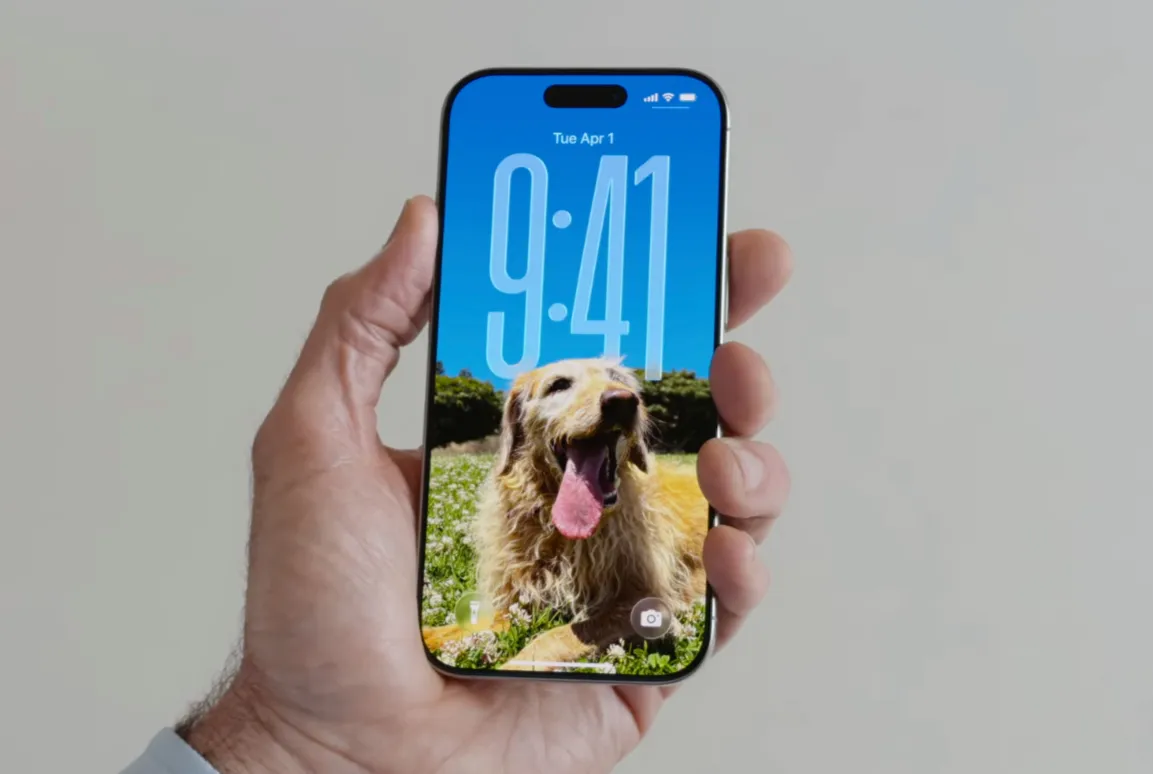 شاشة قفل iOS 16 مع ساعة كبيرة