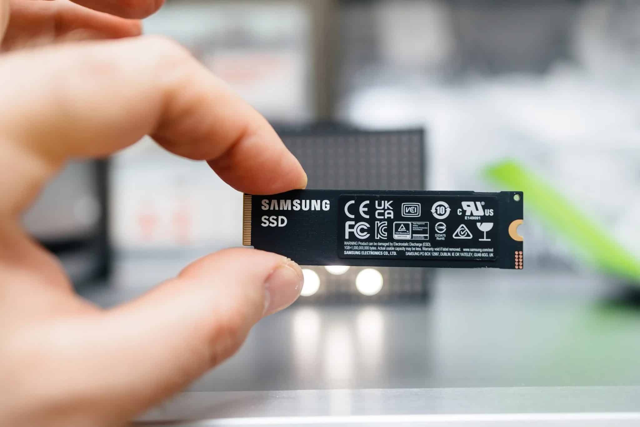 محرك أقراص Samsung SSD بين إصبعين