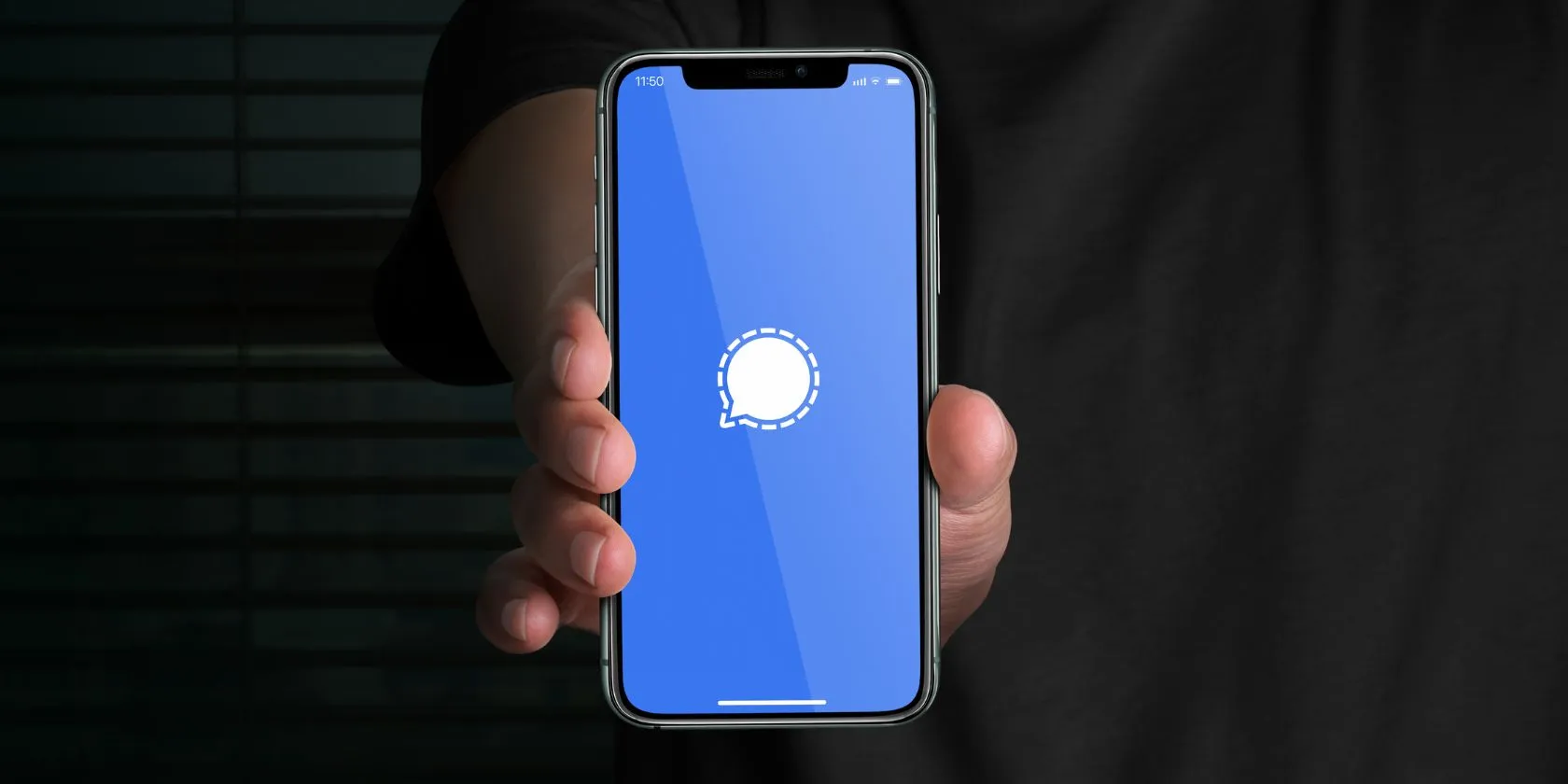 شعار تطبيق سيجنال على هاتف ذكي