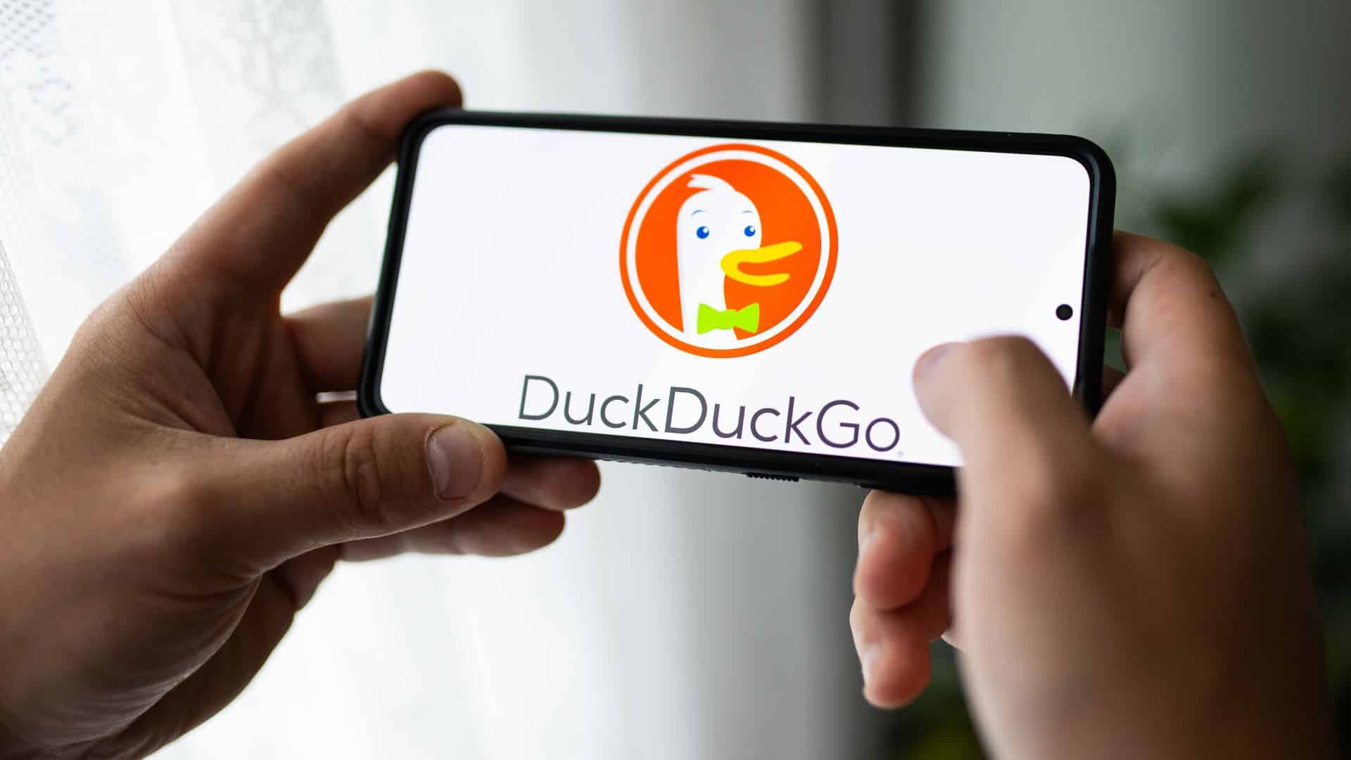 شعار DuckDuckGo معروض على هاتف ذكي.