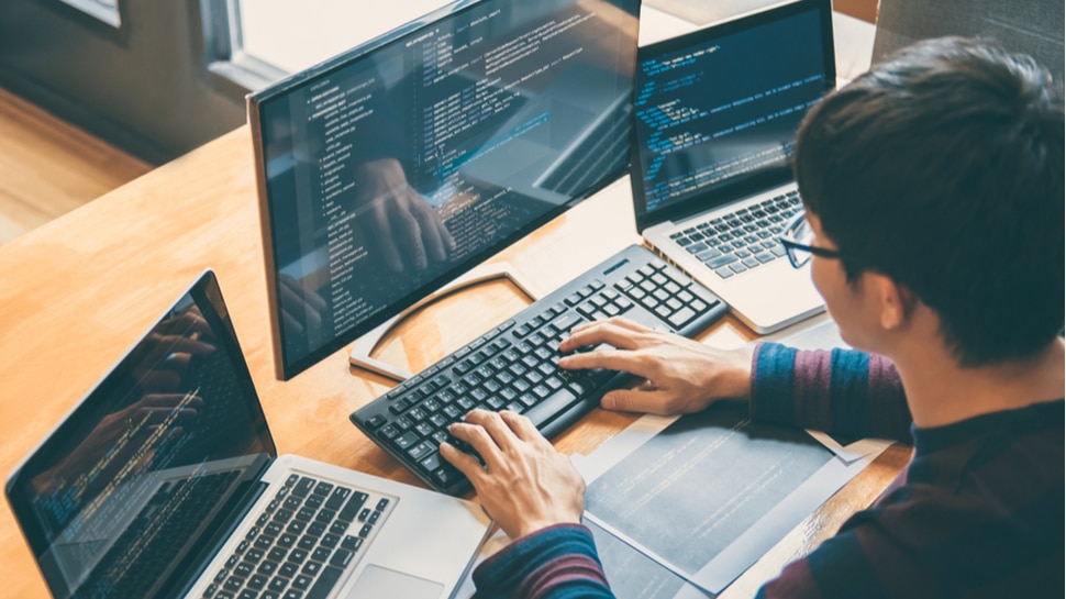 مطور يكتب كود برمجي