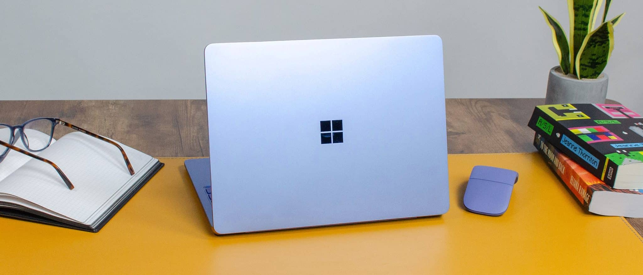 جهاز Microsoft Surface Laptop مقاس 13 بوصة معروض على مكتب