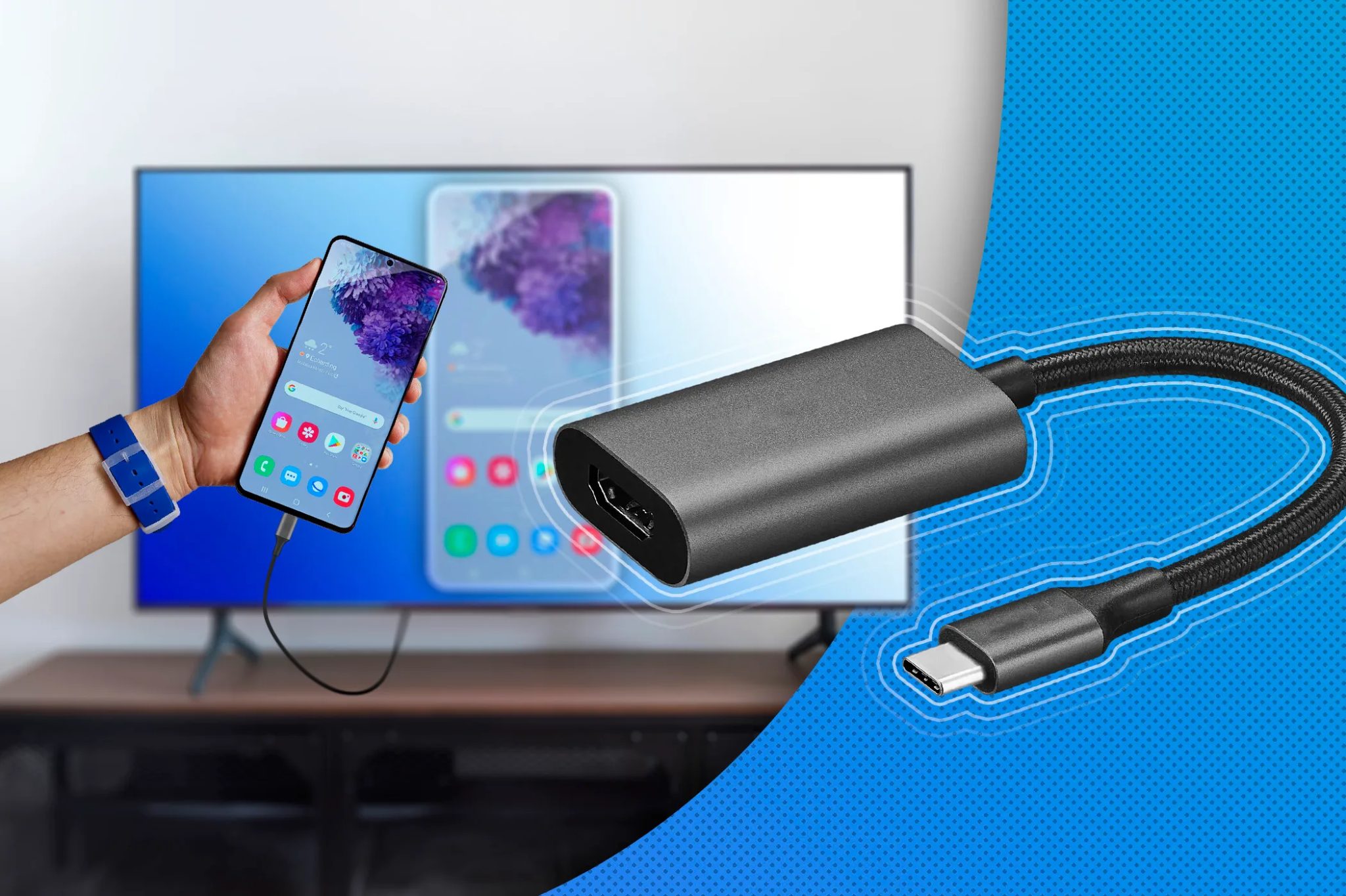 يد تحمل هاتفًا متصلًا بجهاز تلفزيون باستخدام محول USB-C إلى HDMI بجواره.