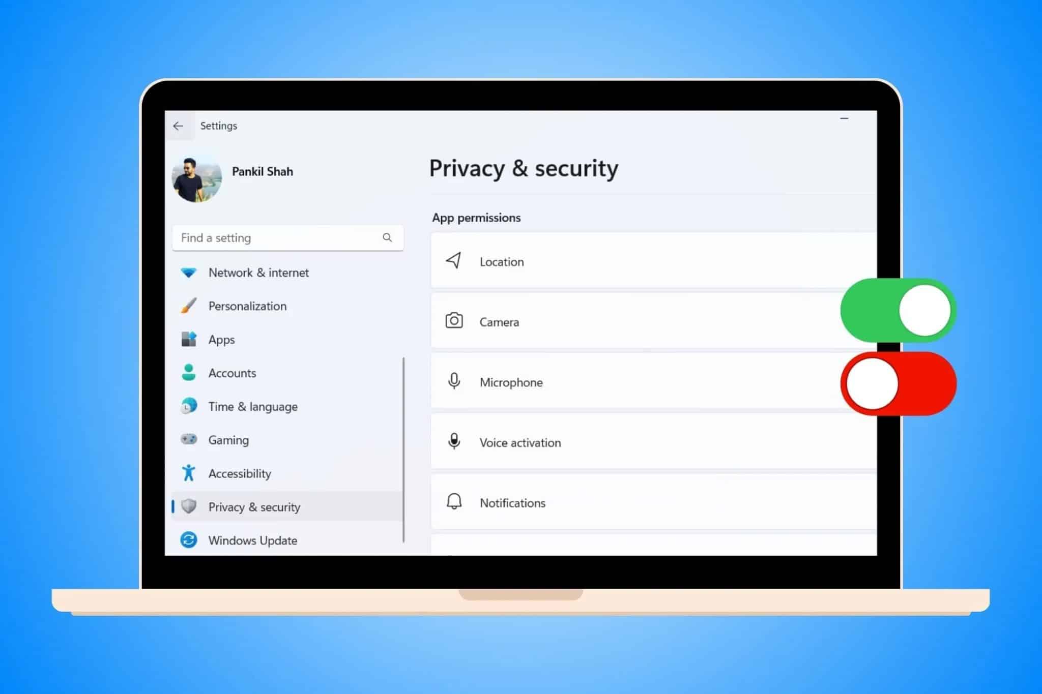 جهاز كمبيوتر محمول يعرض قائمة الخصوصية والأمان في تطبيق إعدادات Windows مع مفاتيح تبديل خضراء وحمراء