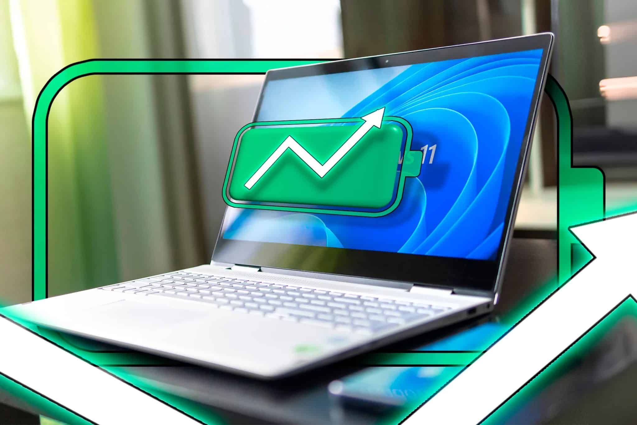 جهاز كمبيوتر محمول يعمل بنظام Windows 11 يعرض رمز بطارية ممتلئة وسهمًا متجهًا لأعلى يشير إلى زيادة البطارية.