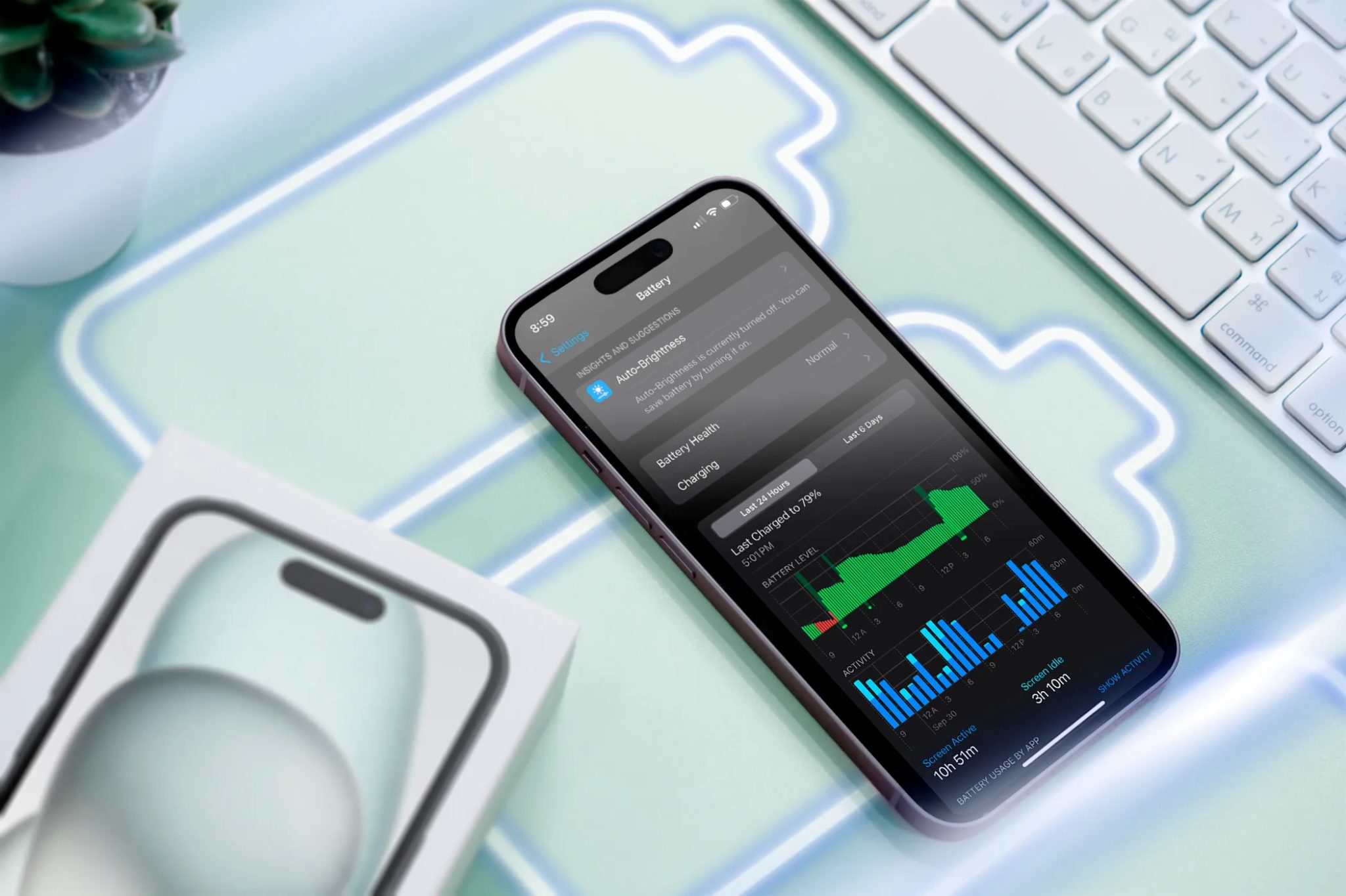 هاتف iPhone على سطح مع بعض أيقونات البطارية والشاشة تعرض استخدام البطارية.