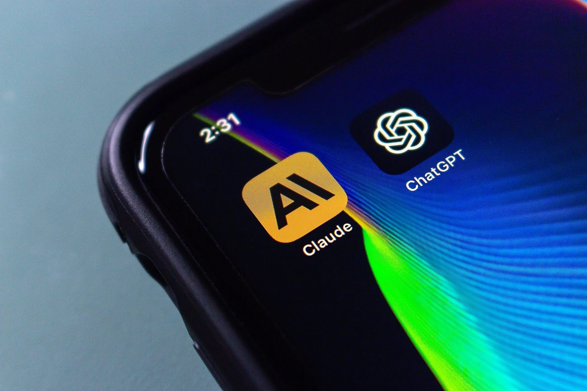 رموز Claude و ChatGPT على شاشة هاتف ذكي.